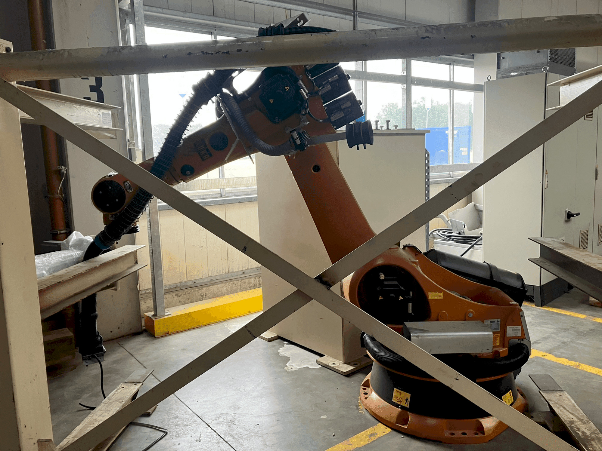 A KUKA KR-240-2 gép elölnézete
