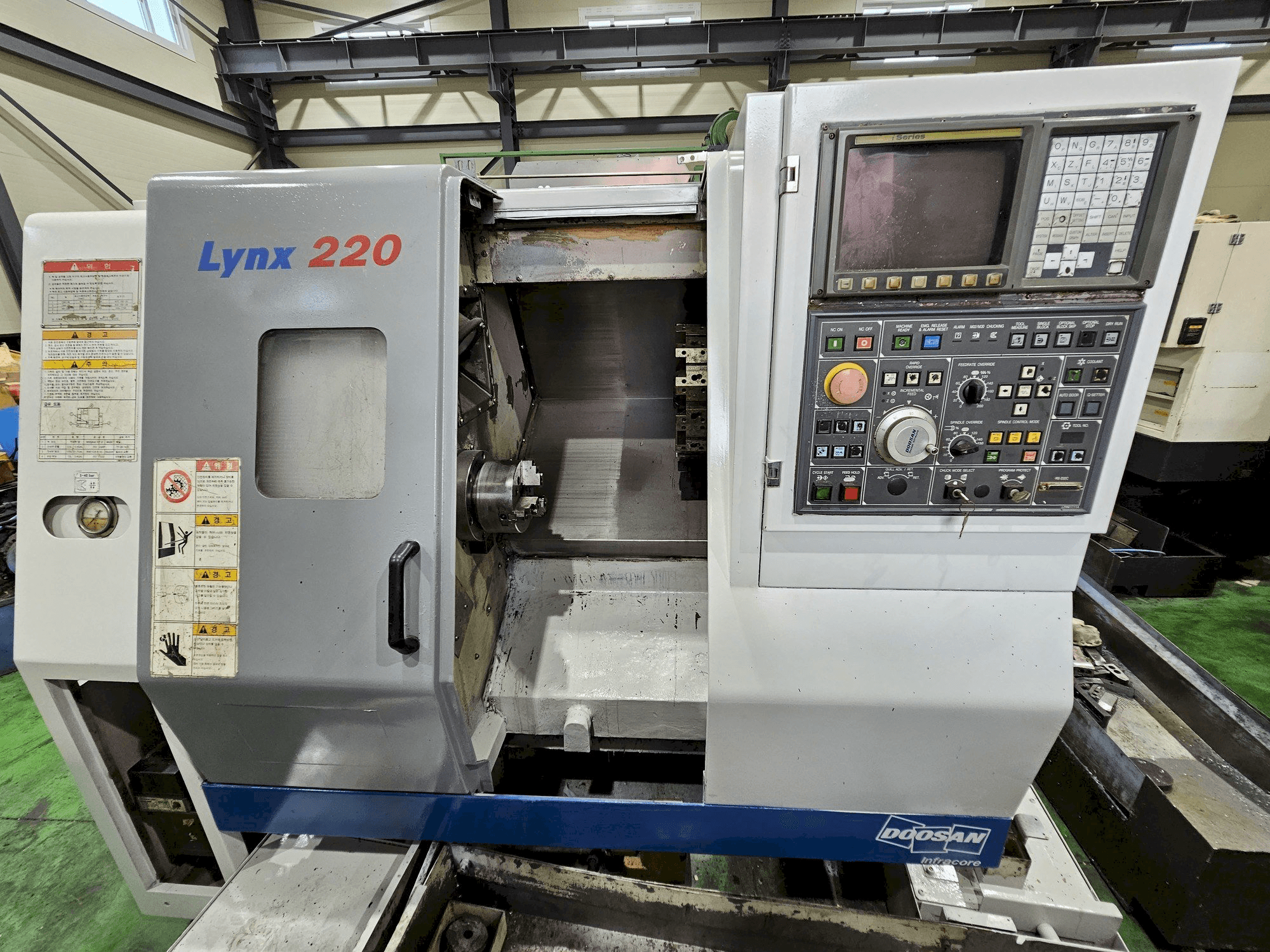 A Doosan Lynx 220A gép elölnézete