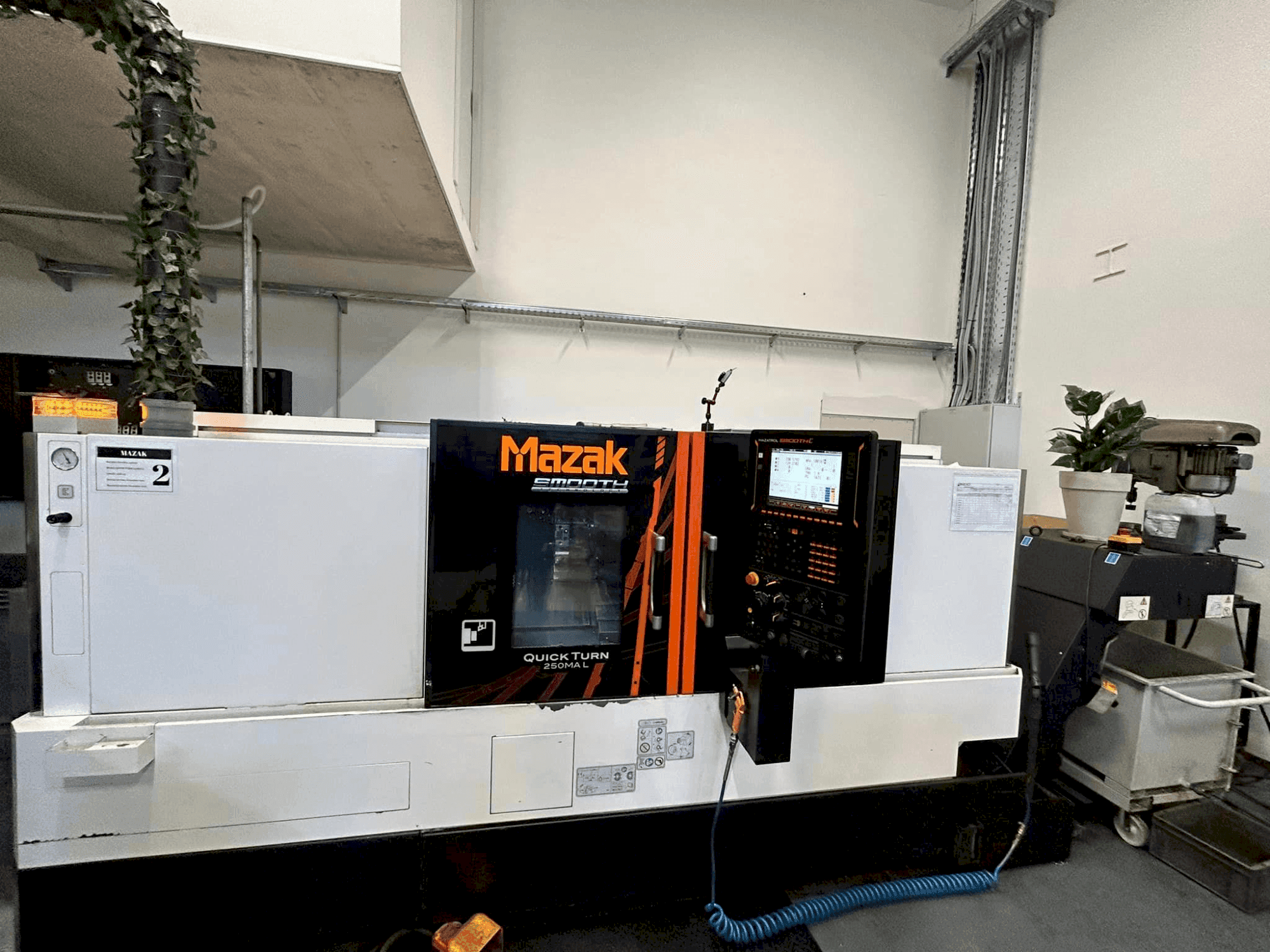 A Mazak QuickTurn 250MA L gép elölnézete