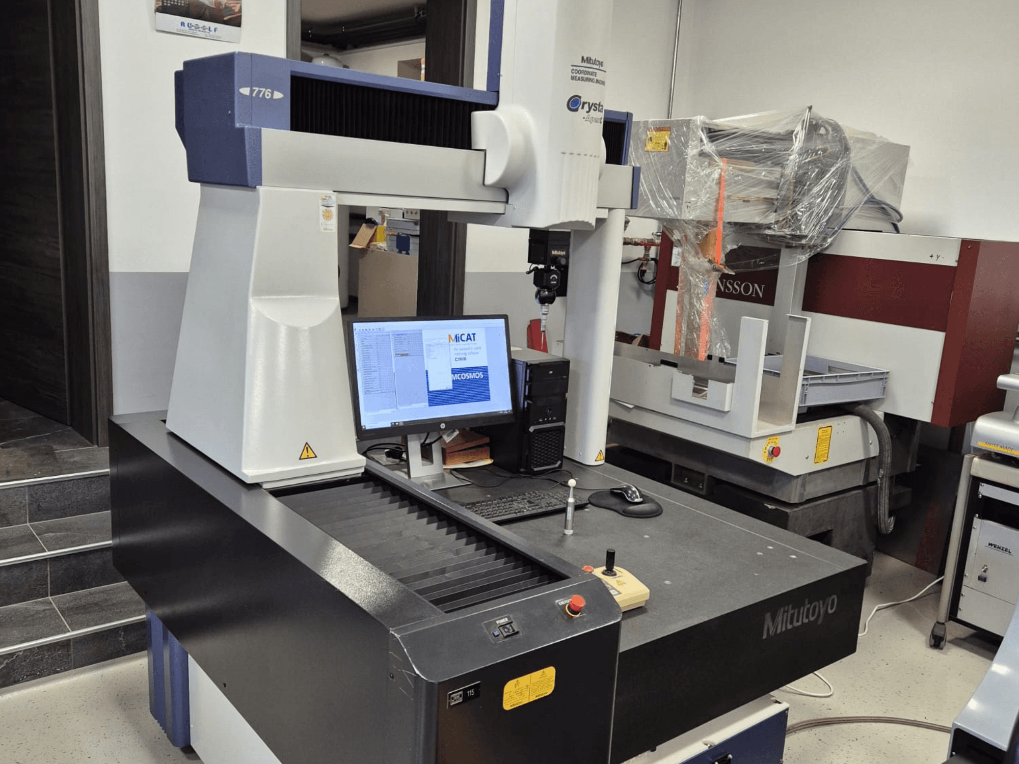 Mitutoyo 776-os modellű koordináta-mérőgép elölnézetben, a mérőszoftvert megjelenítő monitor és a kezelőszervek láthatóak.