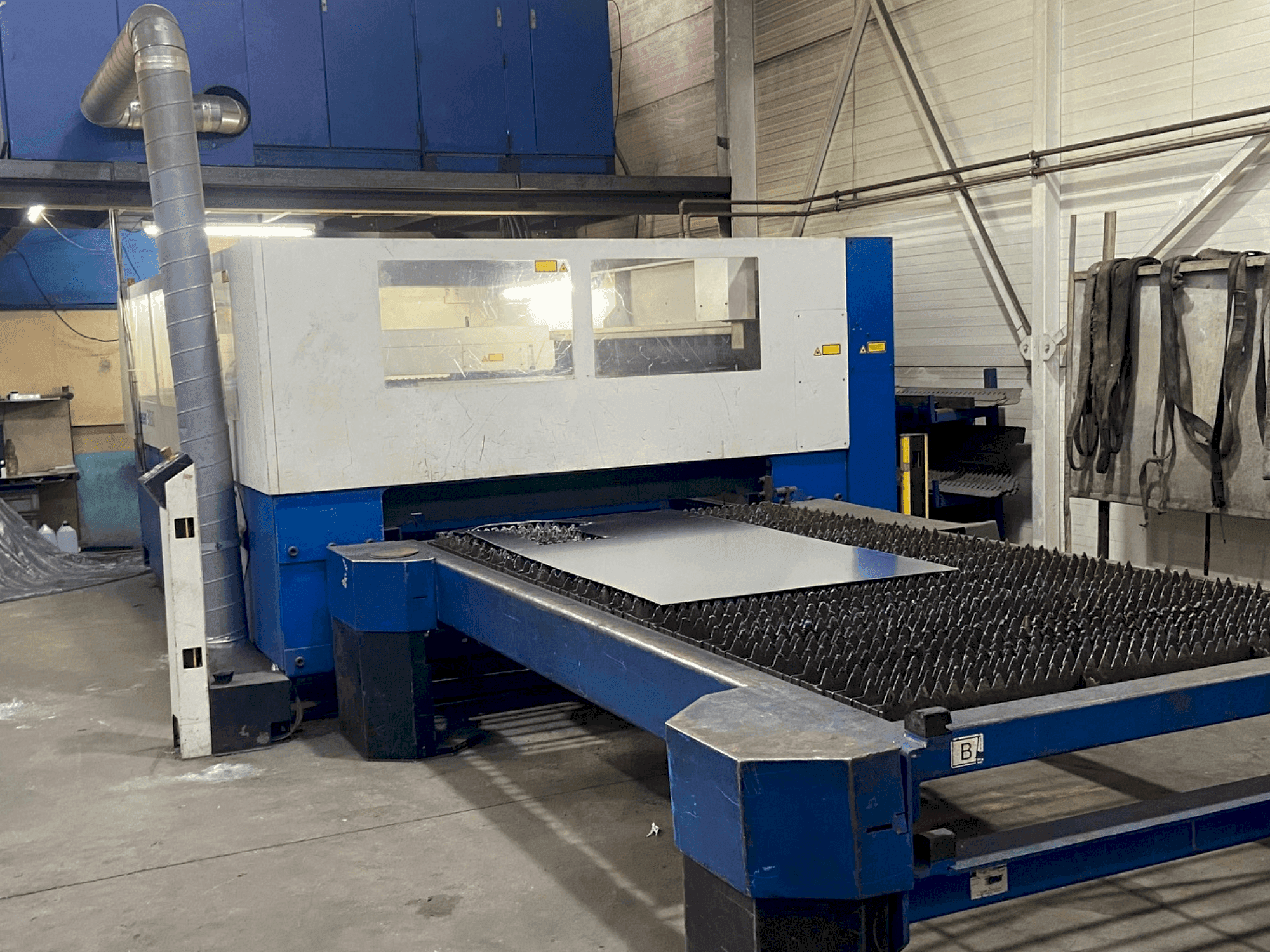 A TRUMPF TruLaser 3030 gép elölnézete