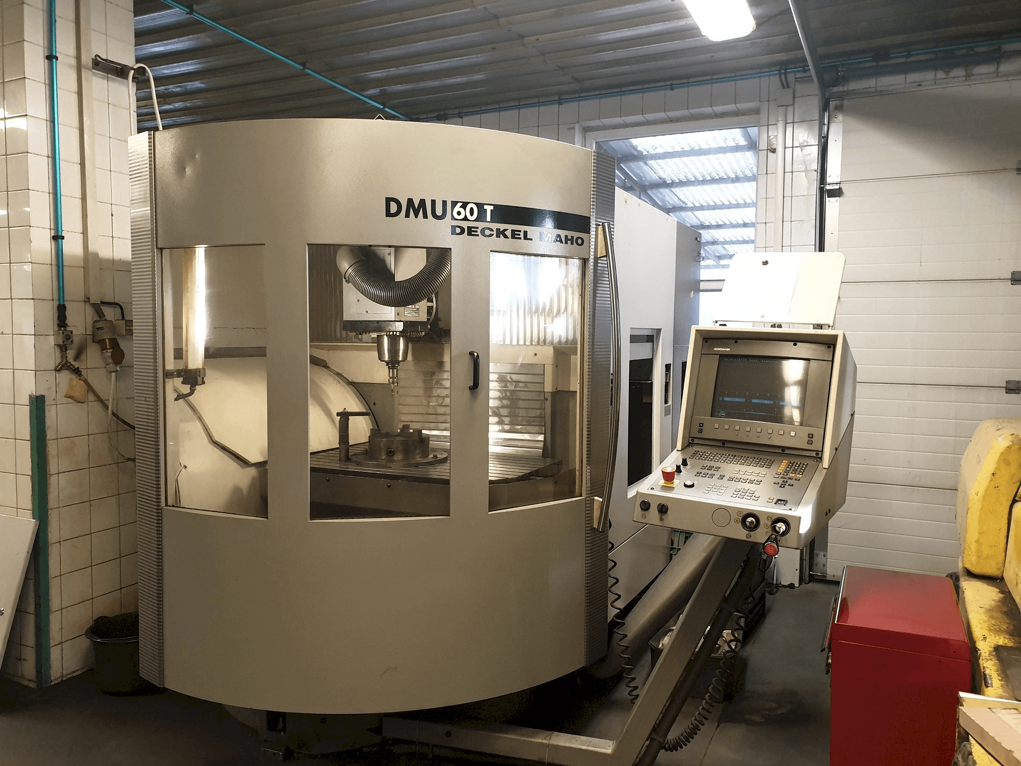 A DECKEL MAHO DMU 60T gép elölnézete