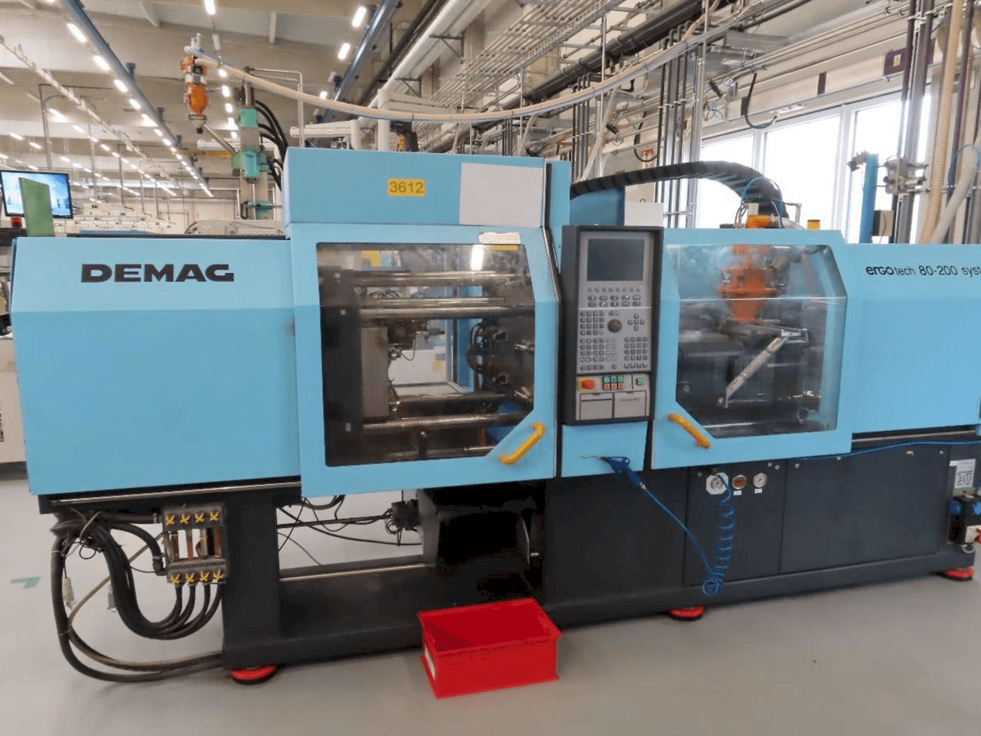 A DEMAG Ergotech 80-200 System gép elölnézete