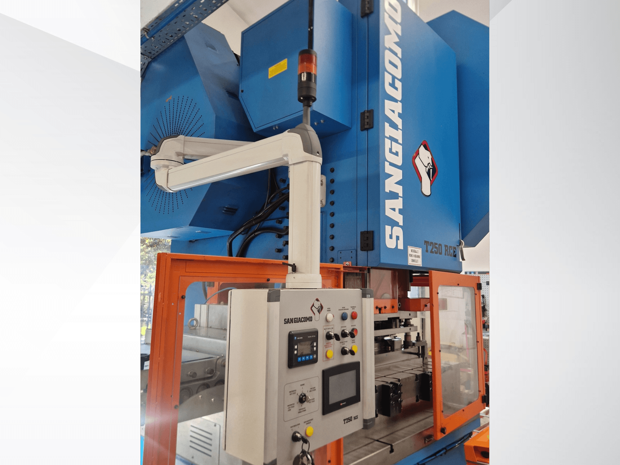 SANGIACOMO T250 RCE mechanikus sajtológép, elölnézet, amelyen látható a vezérlőpanel és a biztonsági burkolat, bemutatva a működtető elemeket.