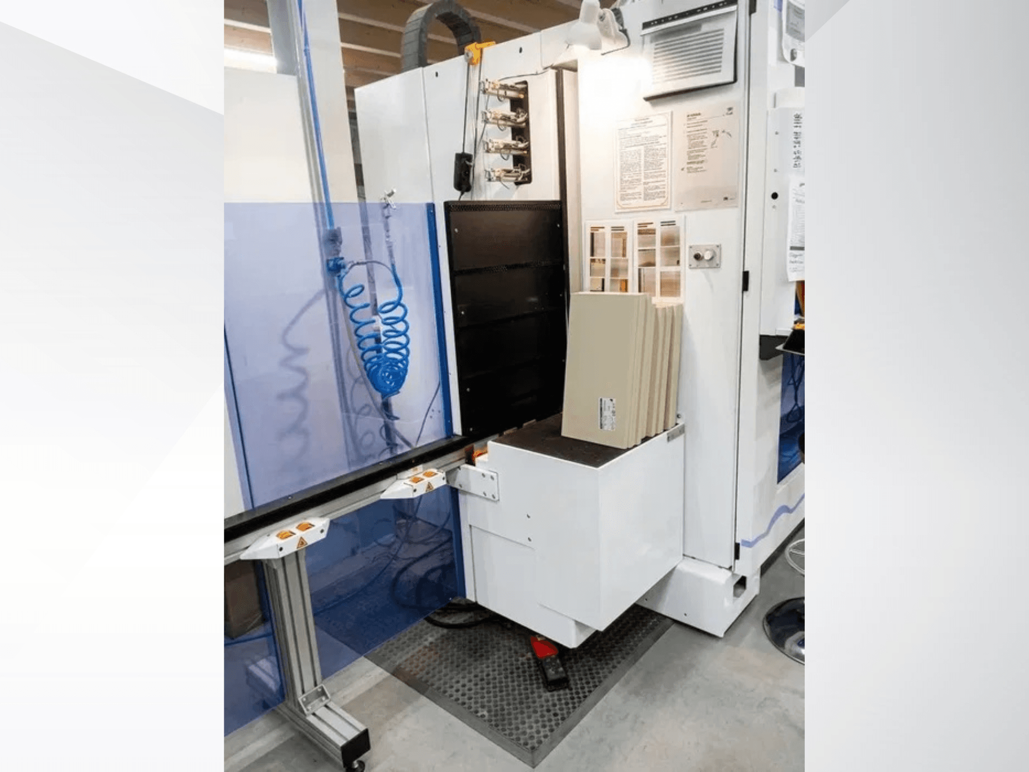 HOMAG OPTIMAT BHX 200 CNC megmunkáló központ, elölnézet, amelyen látható a vezérlőpanel és az anyagbetöltő terület.