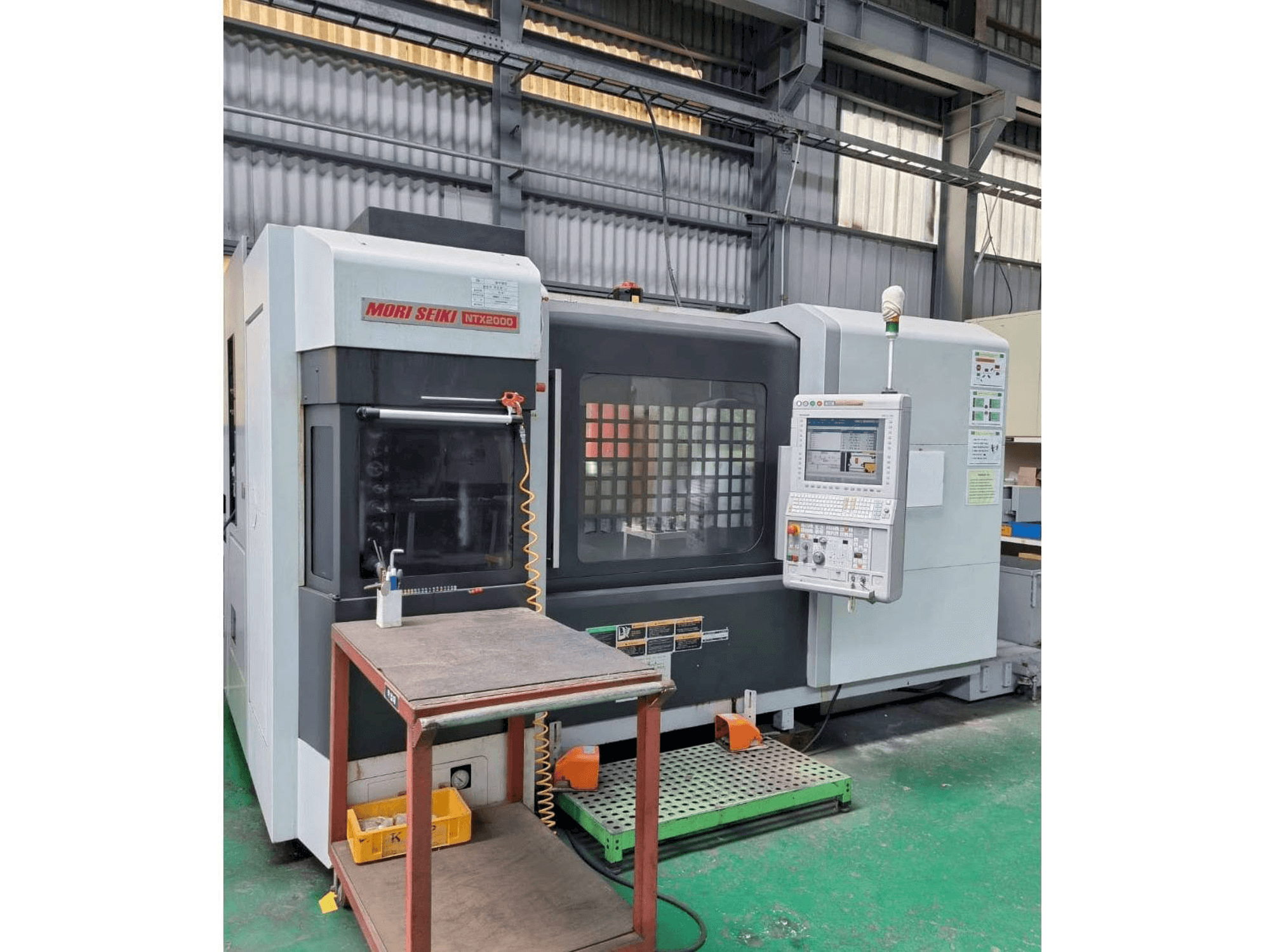 A DMG Mori Seiki NTX2000/1500S gép elölnézete