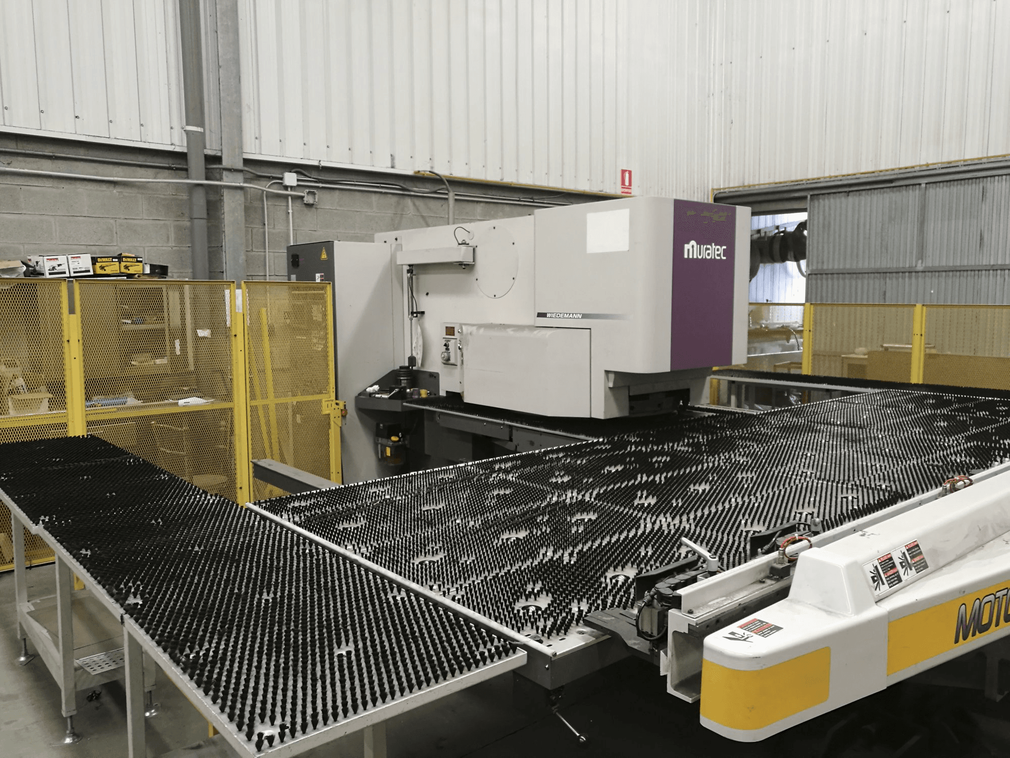 A Murata Wiedemann M-2558-T gép bal oldali nézete