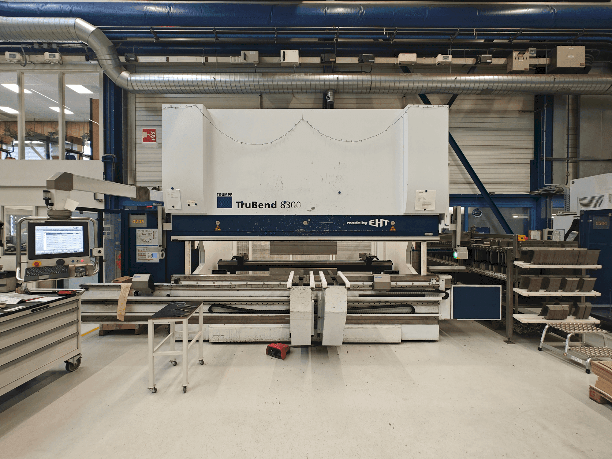 A EHT TruBend 8300-40 gép elölnézete