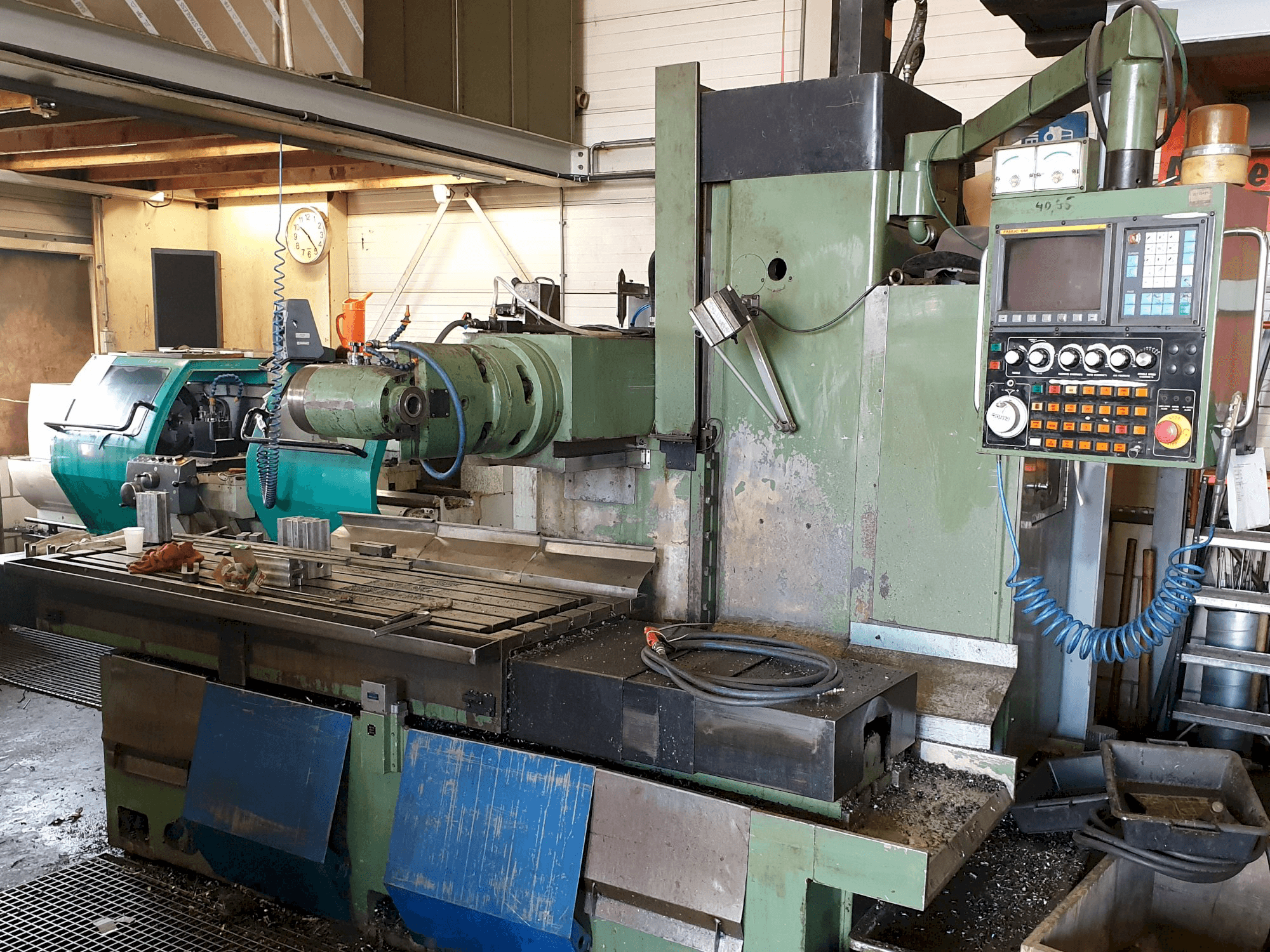 A YCM X 1800 gép elölnézete