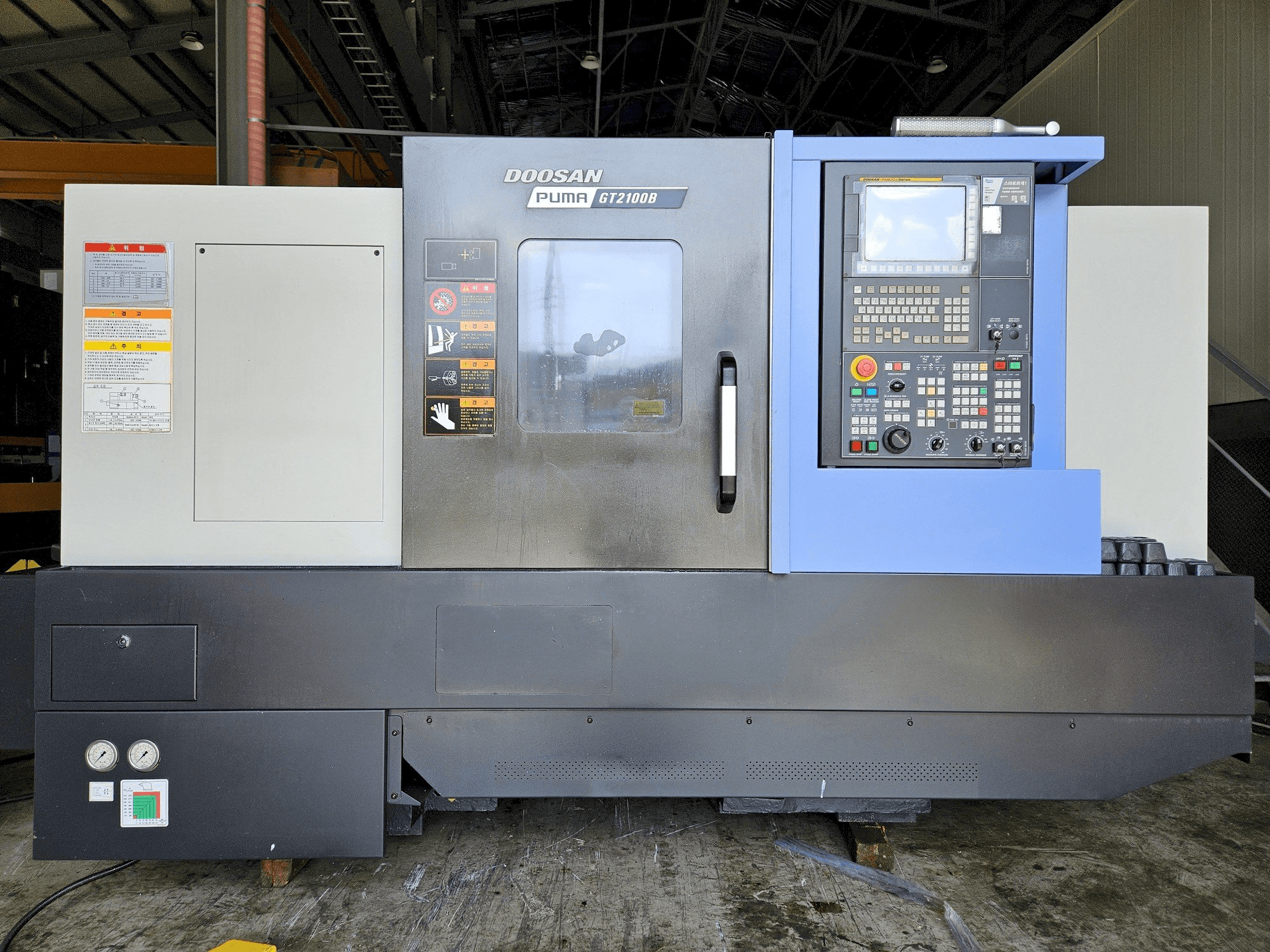 A DOOSAN GT2100B gép elölnézete