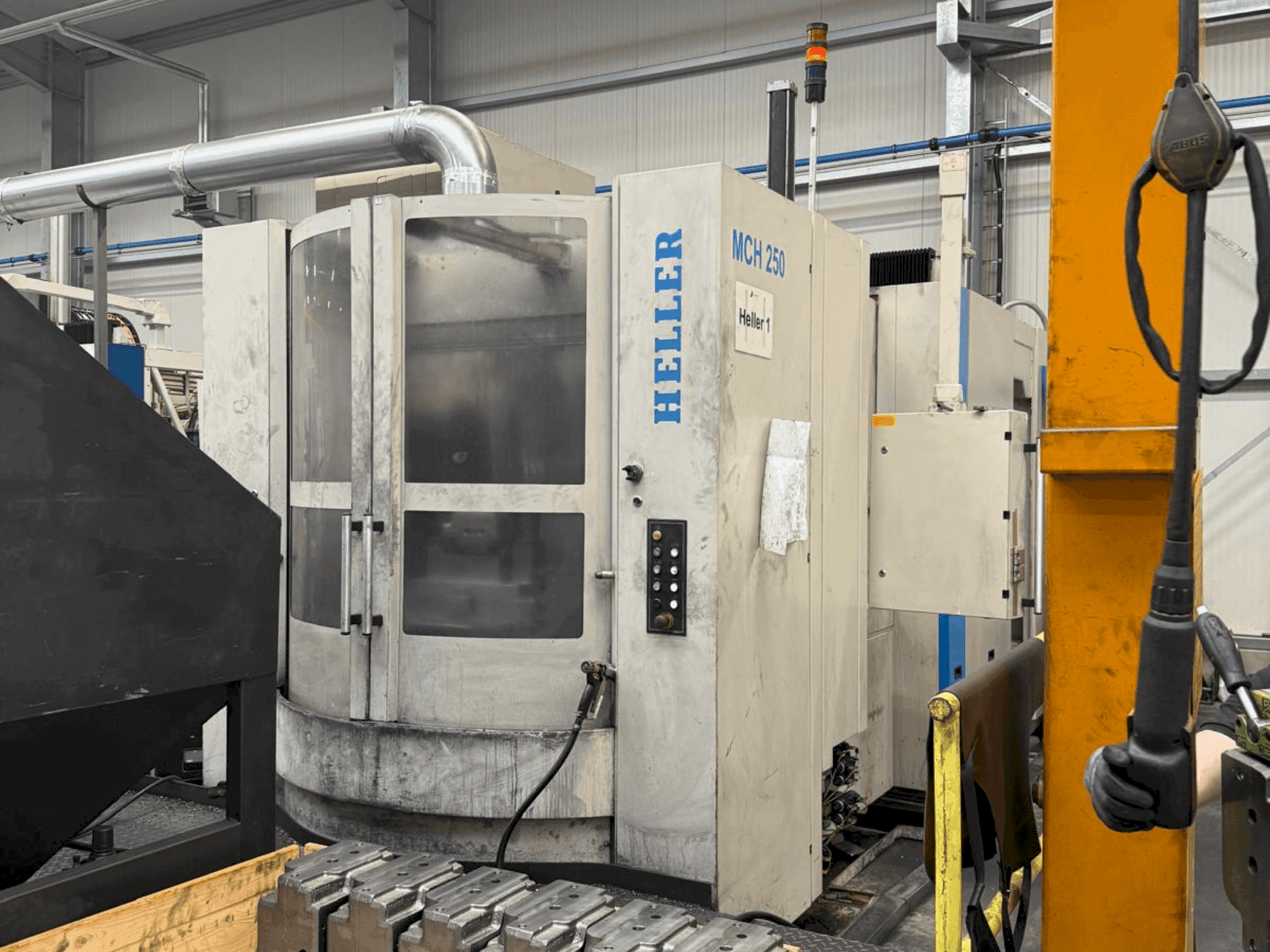 A HELLER MCH 250 gép elölnézete