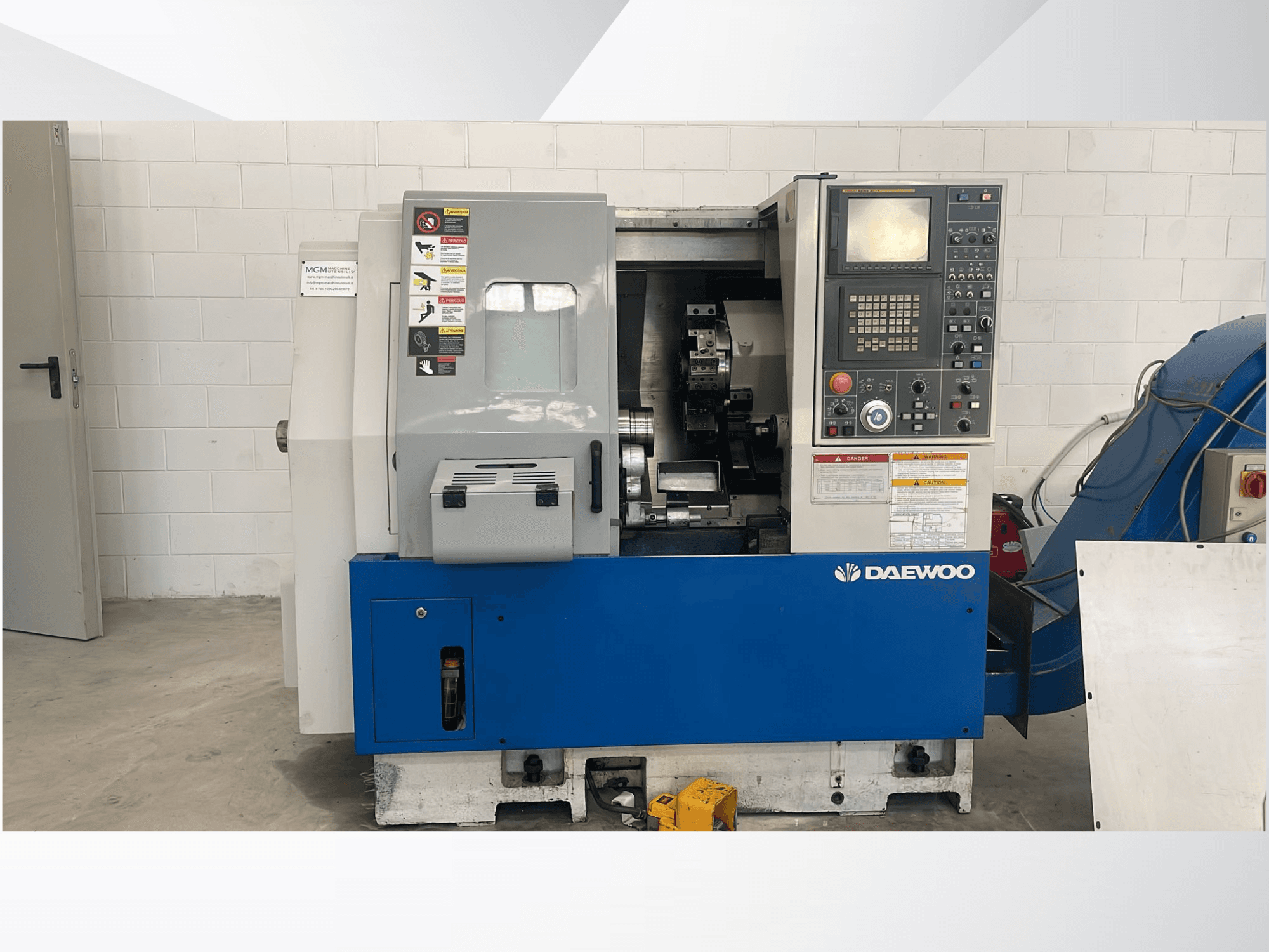 DAEWOO Lynx 210B vízszintes esztergagép elölnézetben, a vezérlőpanel és a látható gépek.