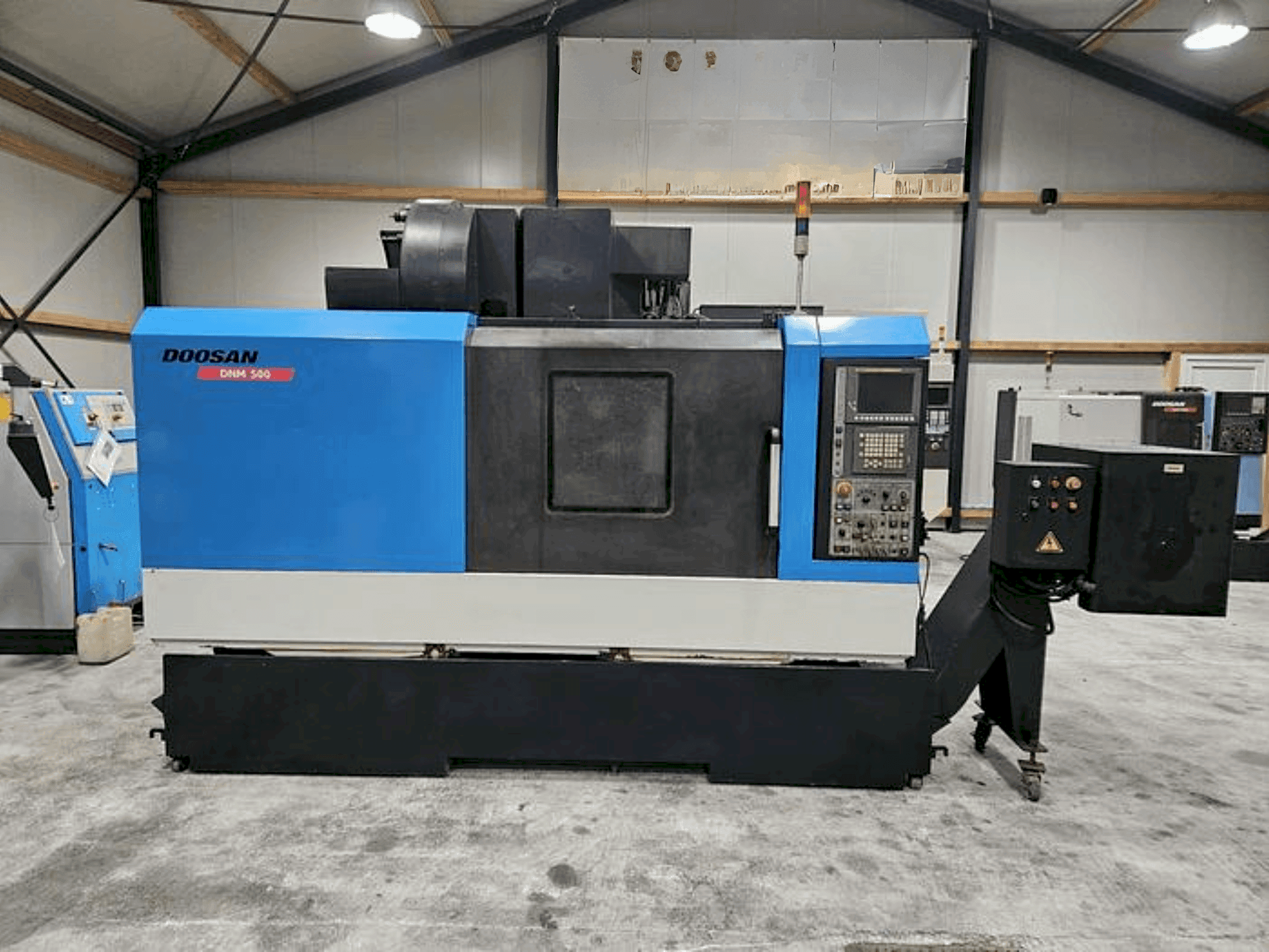 A DOOSAN DNM 500 gép elölnézete