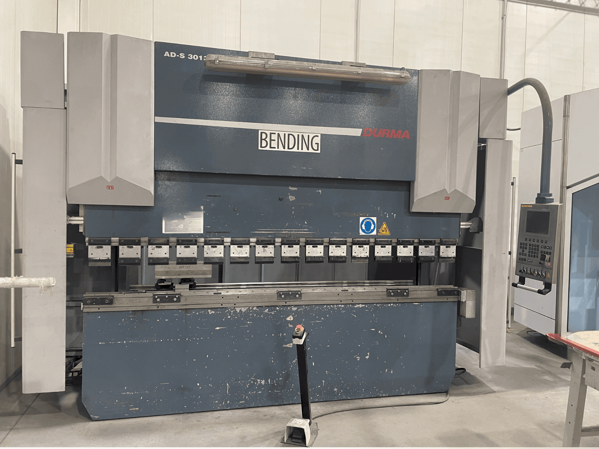 A Durma AD-S 30135 gép elölnézete