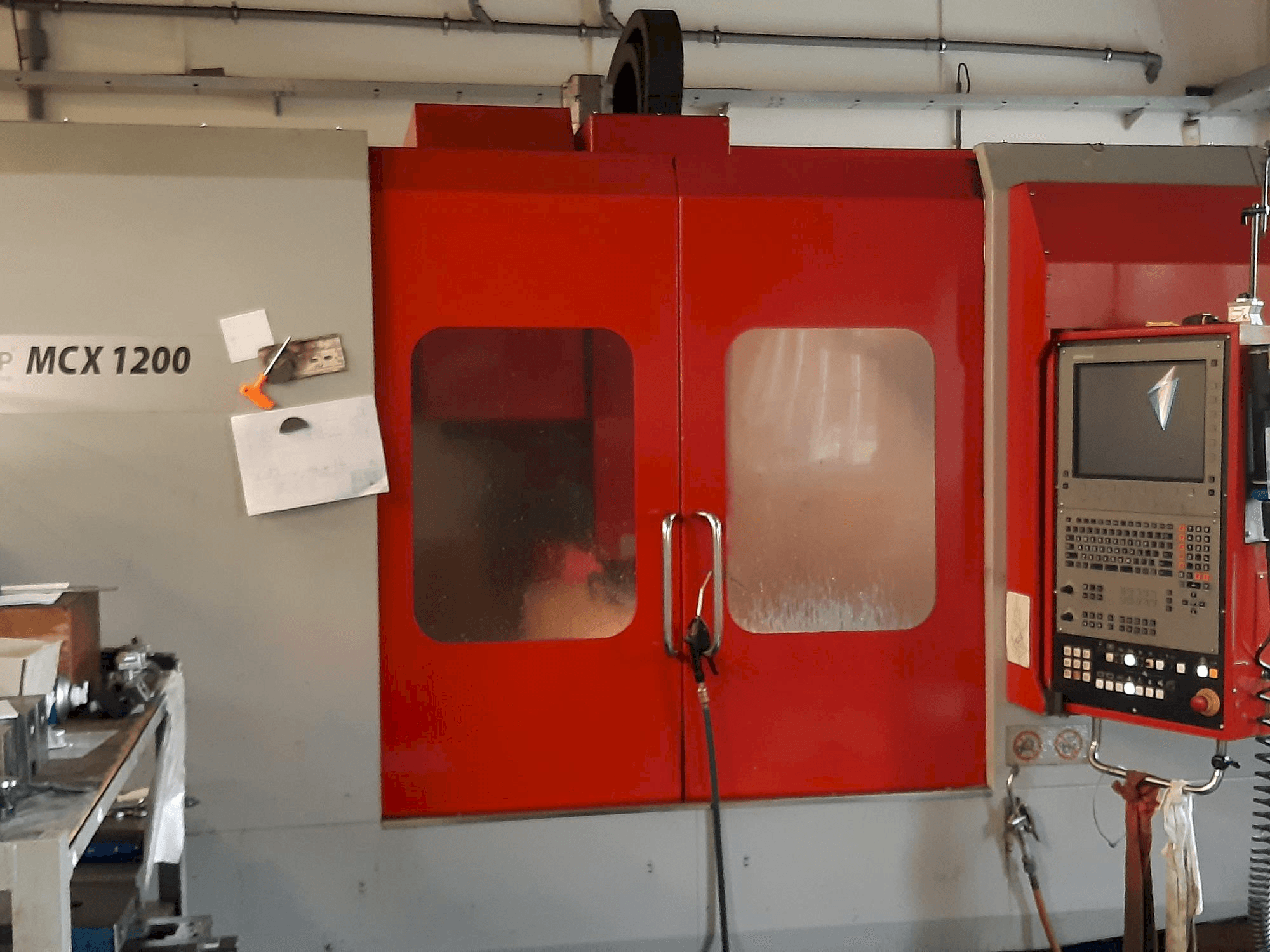 A EMCO MCX 1200 gép elölnézete