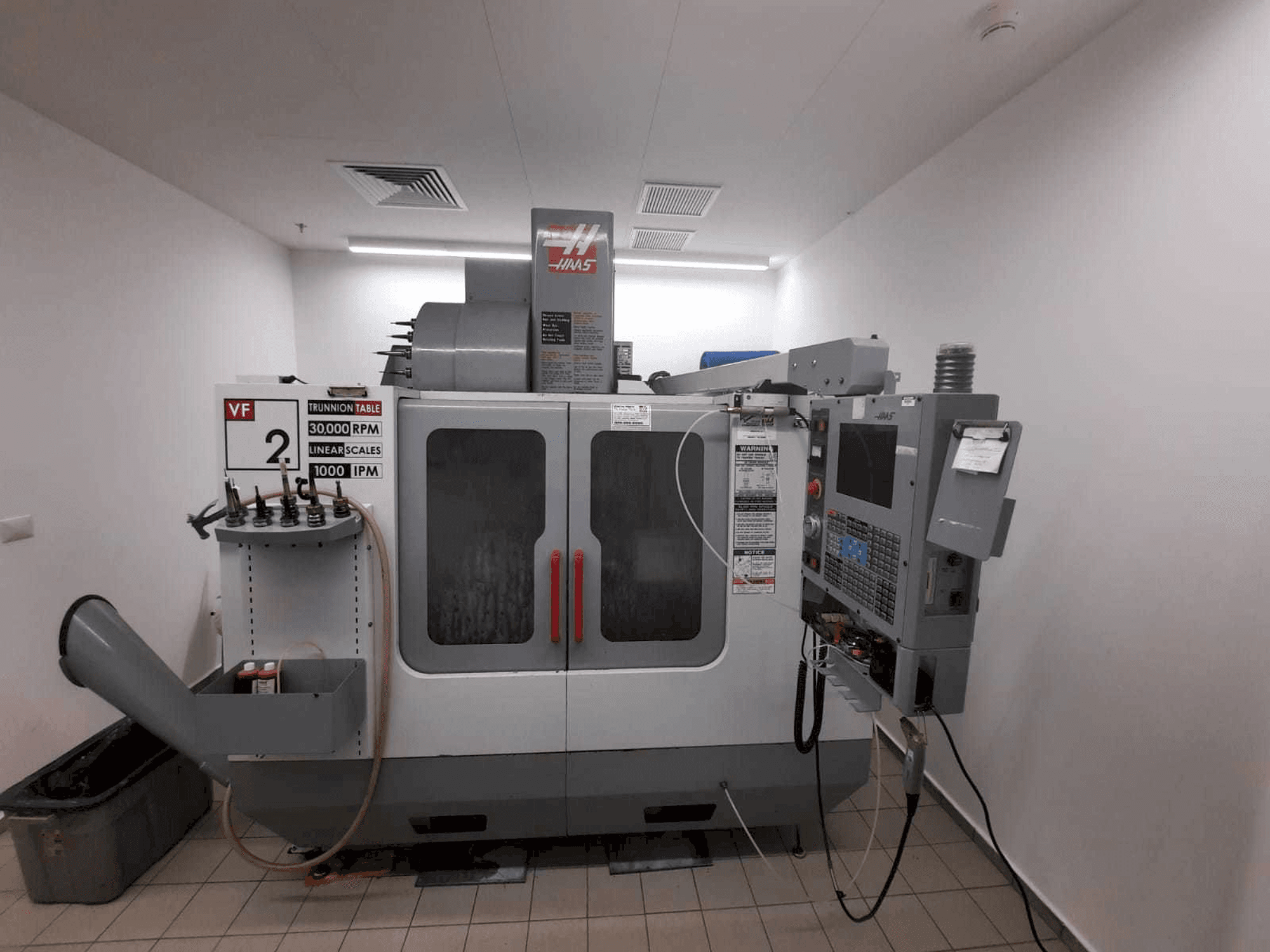 A HAAS VF2 gép elölnézete
