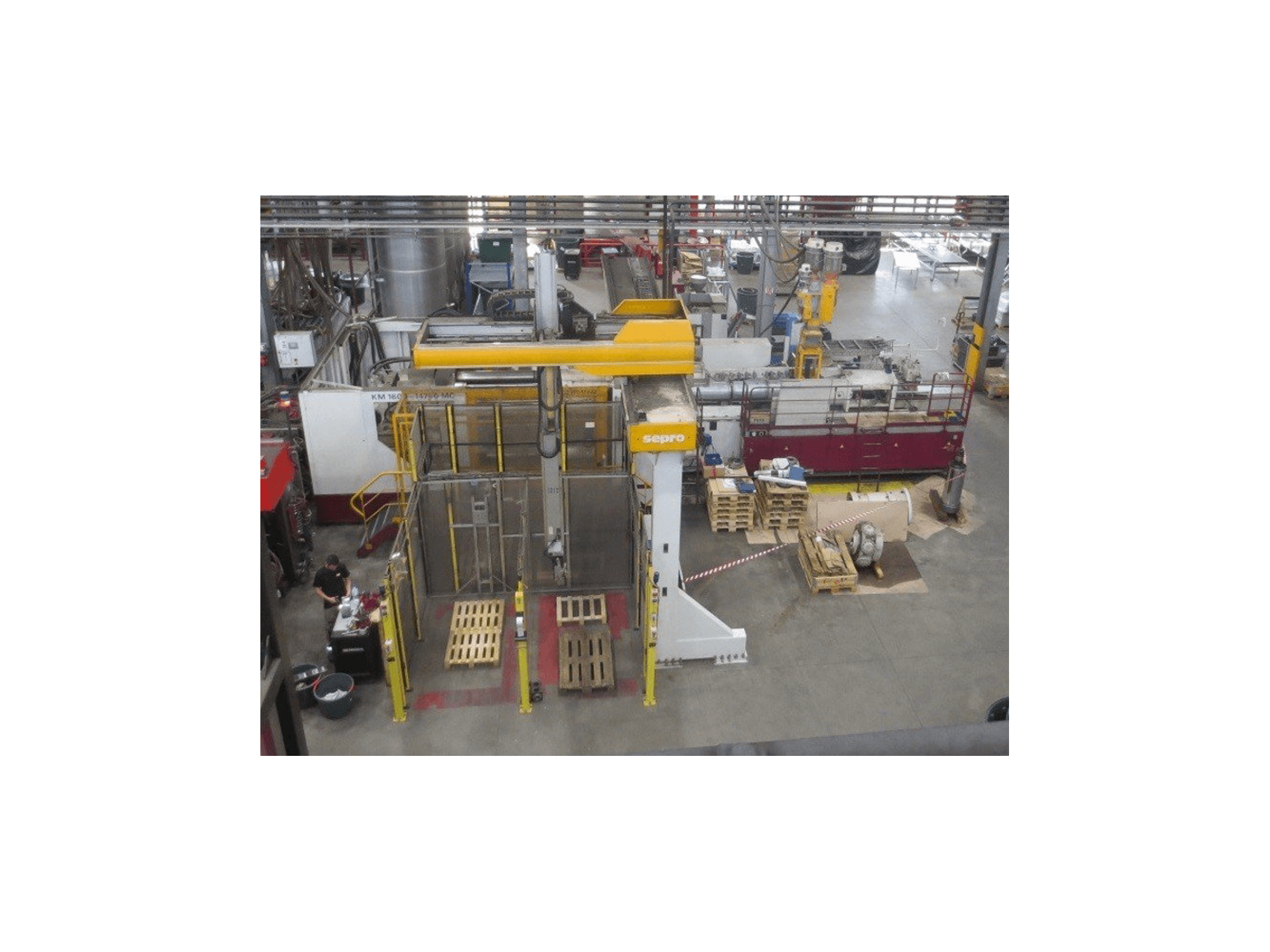 A Krauss Maffei KM 1600 MC SP 14700 gép elölnézete