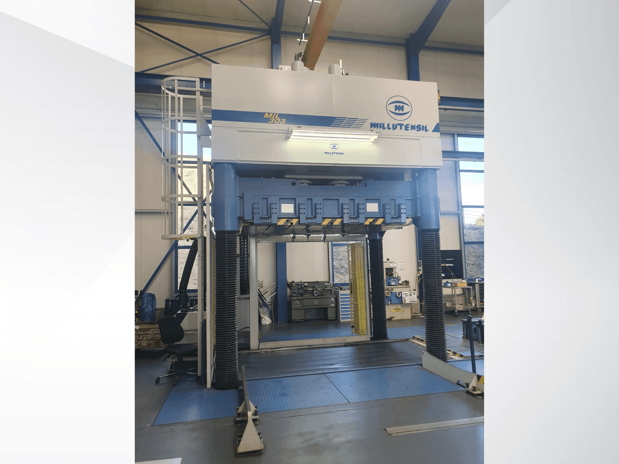 A MILLUTENSIL Mil 303 gép elölnézete