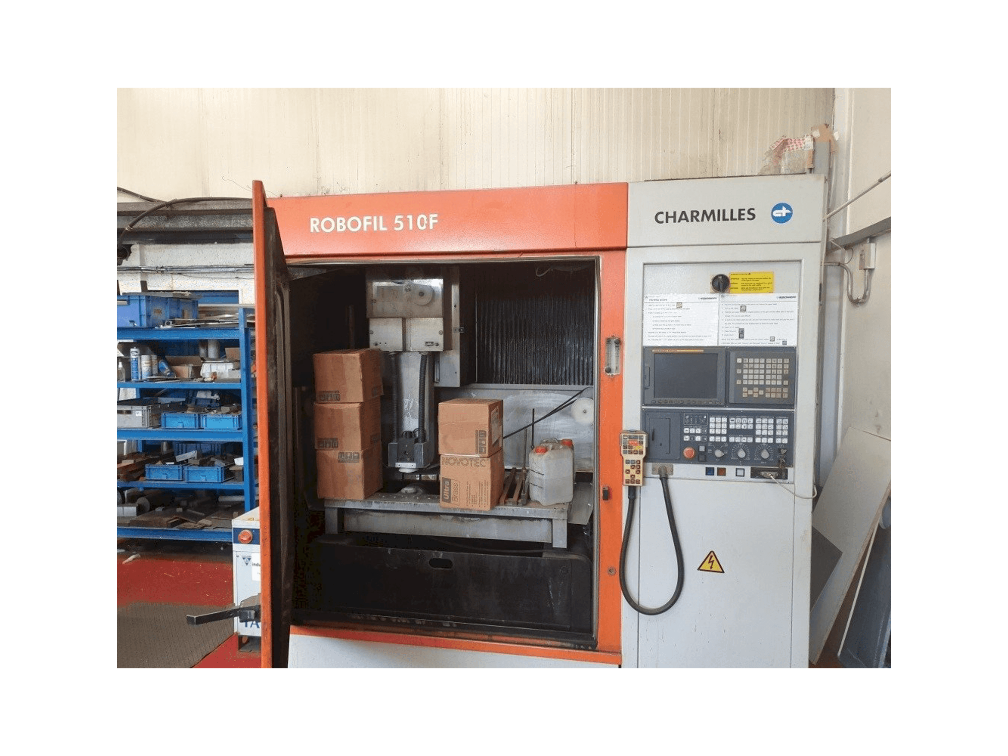 A CHARMILLES Robofil 510F gép elölnézete