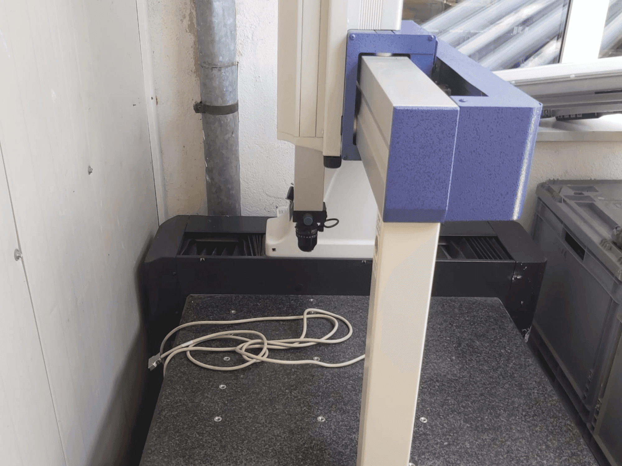 A Mitutoyo Crysta-Plus M443 gép elölnézete