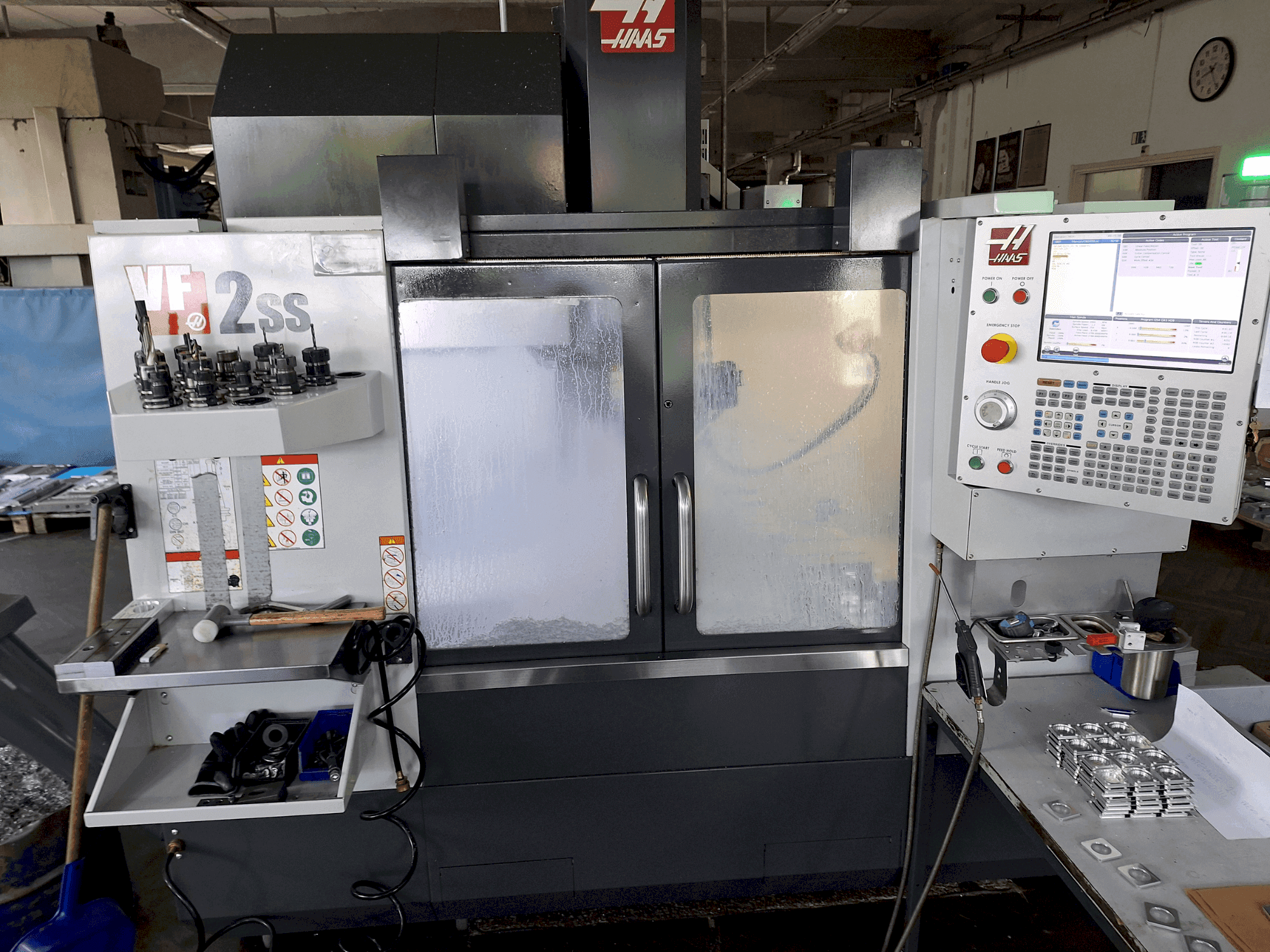 A HAAS VF 2 SS gép elölnézete