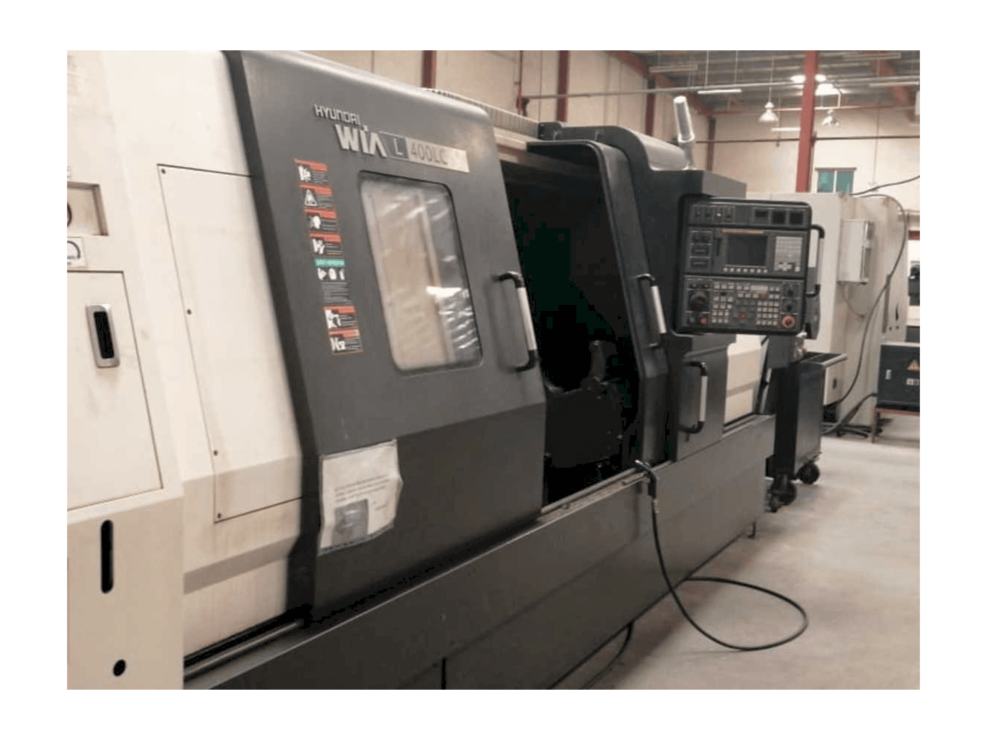 A Hyundai Wia L400LC gép oldalnézete