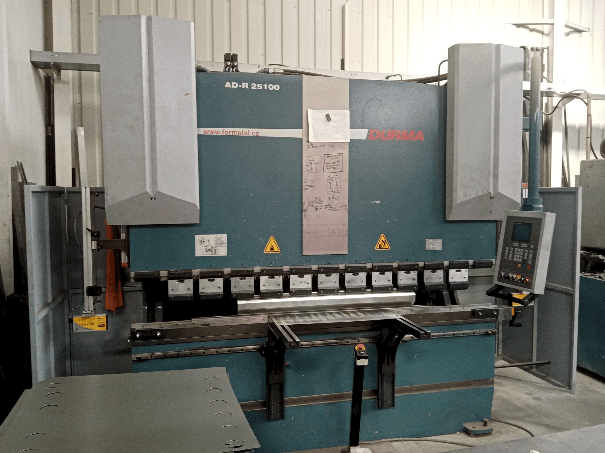 A Durma AD-R 25100 gép elölnézete