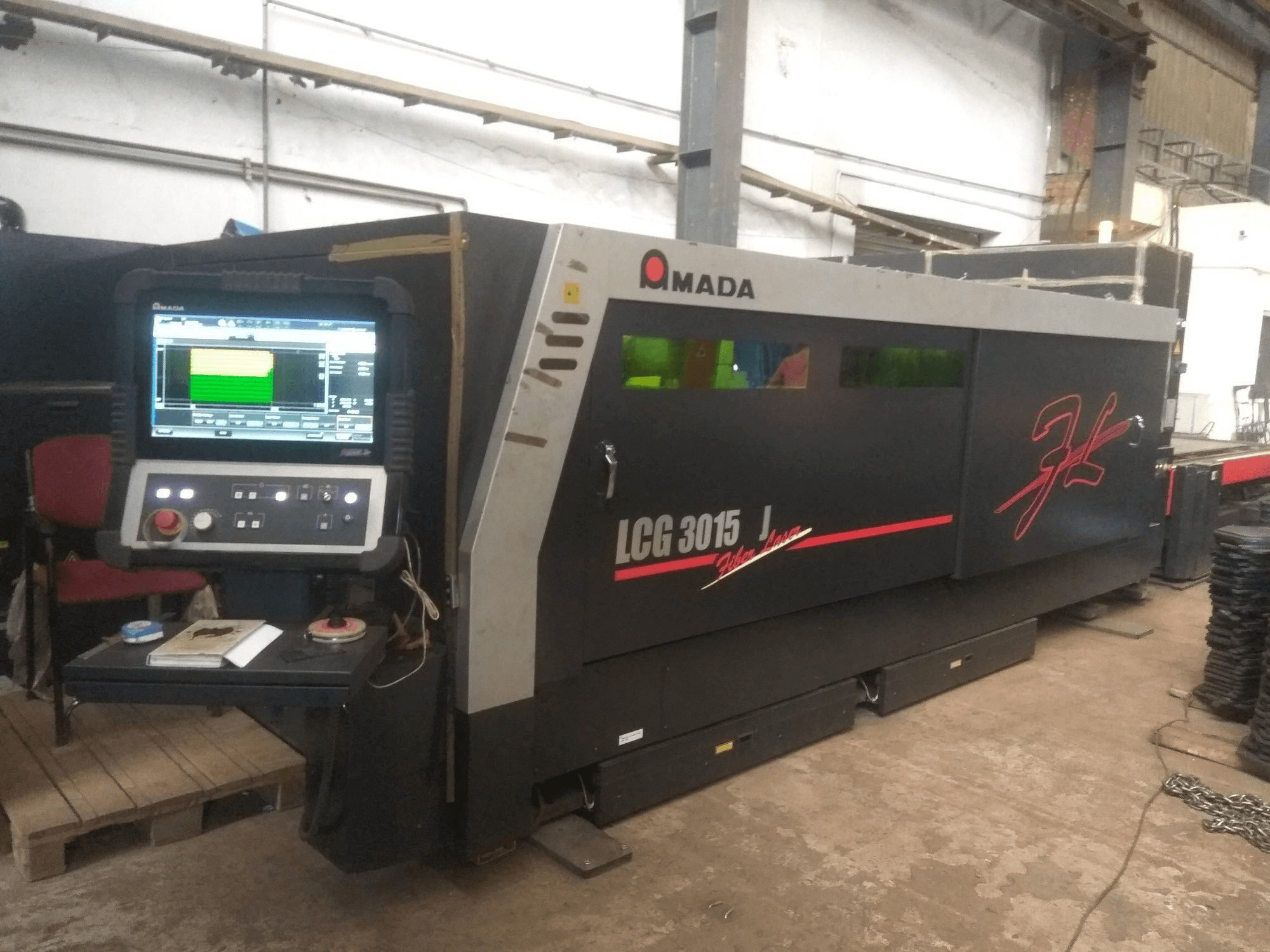 A AMADA LCG3015AJ gép elölnézete