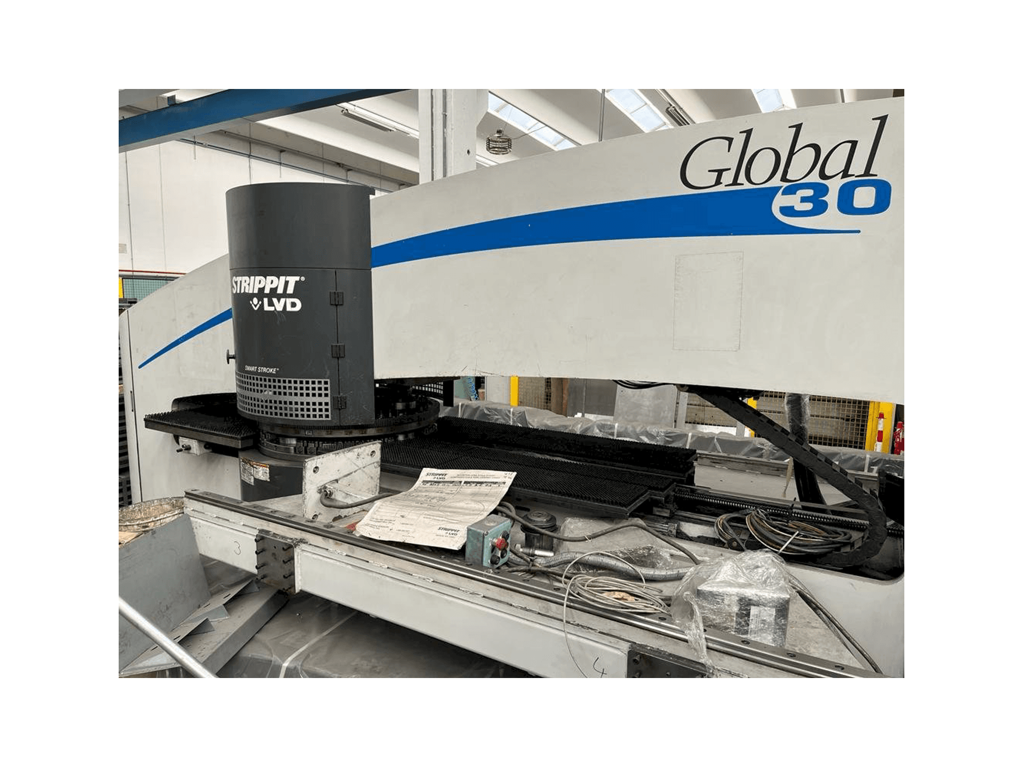 A LVD Strippit Global 30 1525 gép elölnézete