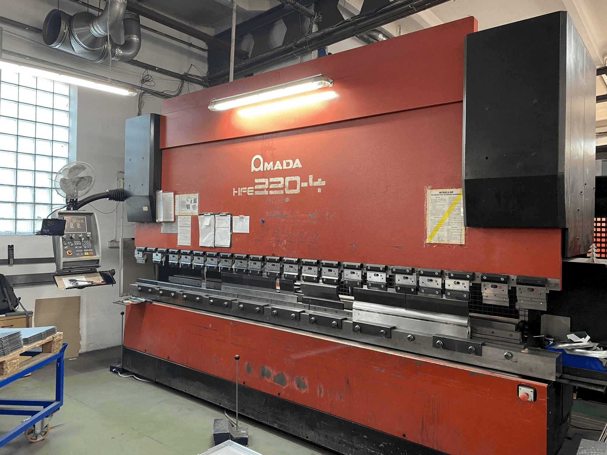 A AMADA HFE 220-4 gép elölnézete