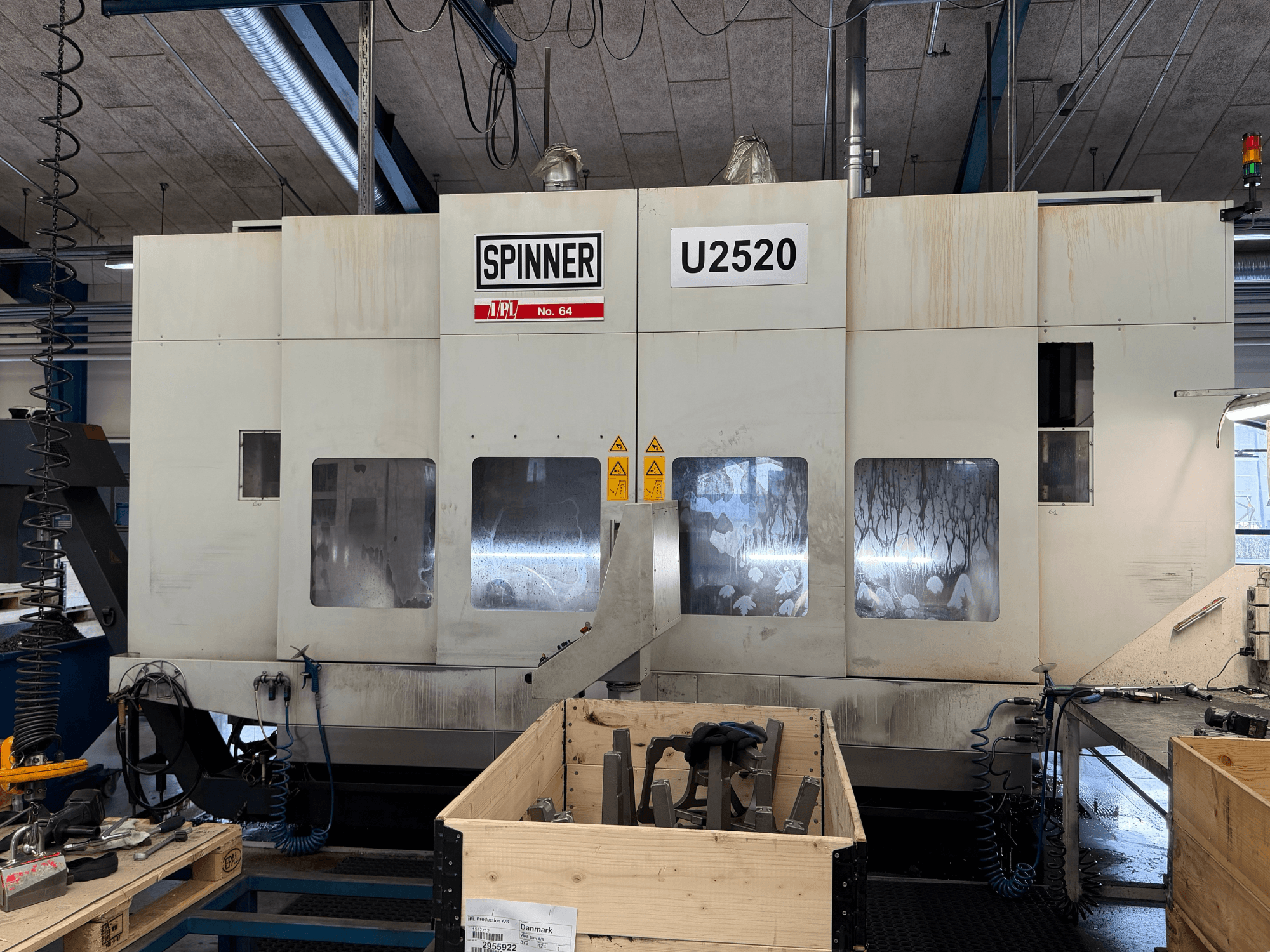 SPINNER U5-2520 függőleges megmunkálóközpont egy műhelyben, elölnézetben, a vezérlőpanel és a szerszámokkal ellátott munkaterület látható.
