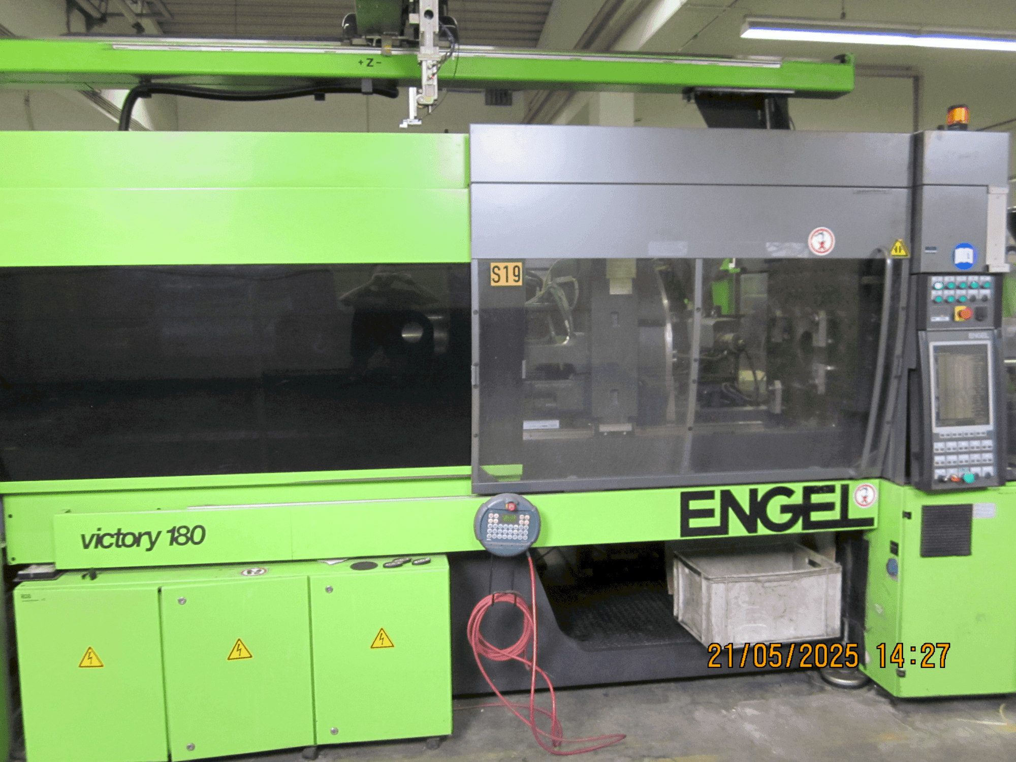 A Engel VC 330H/200el/180 Combi gép elölnézete