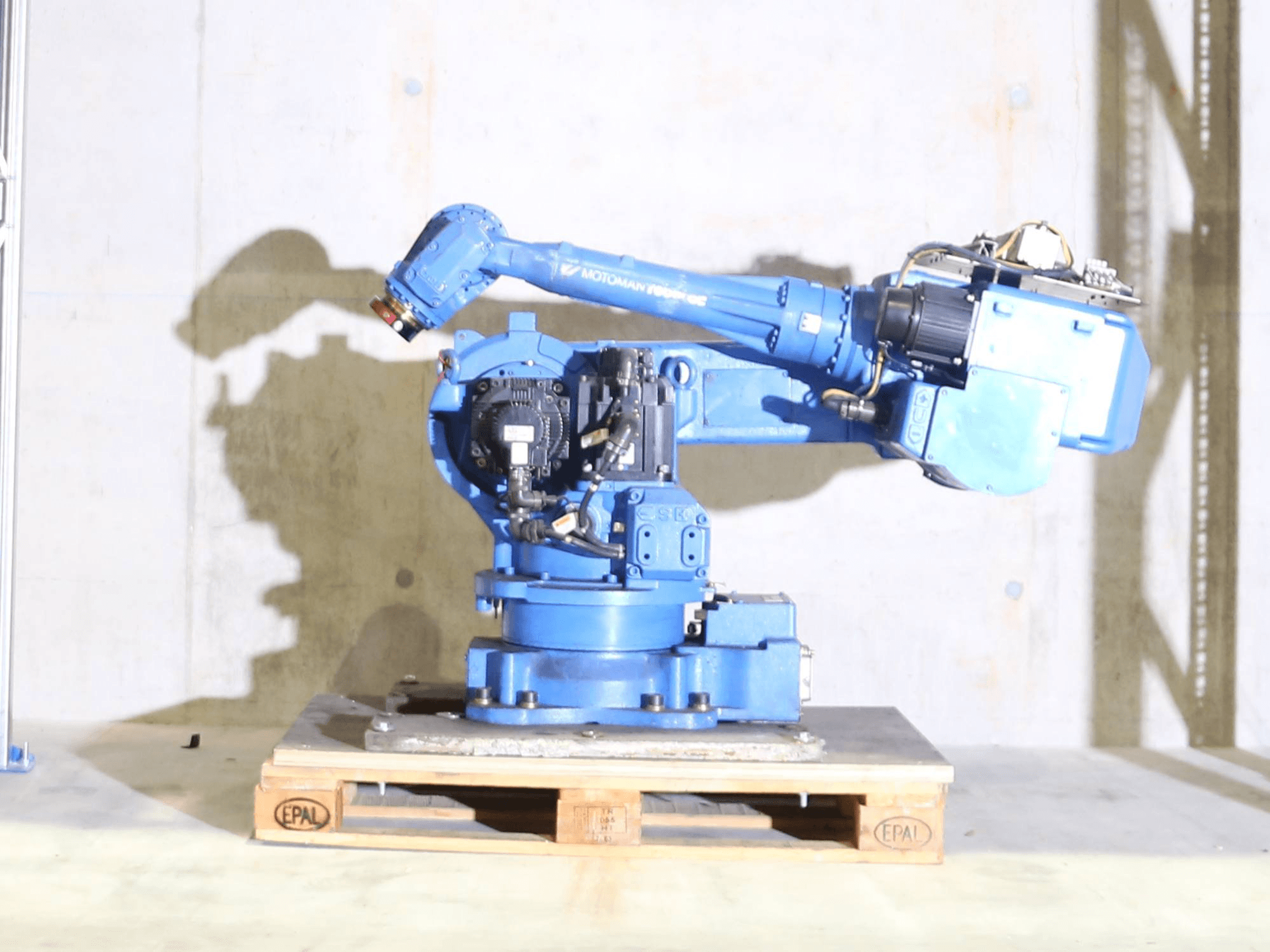 A Yaskawa Motoman UP50 gép bal oldali nézete