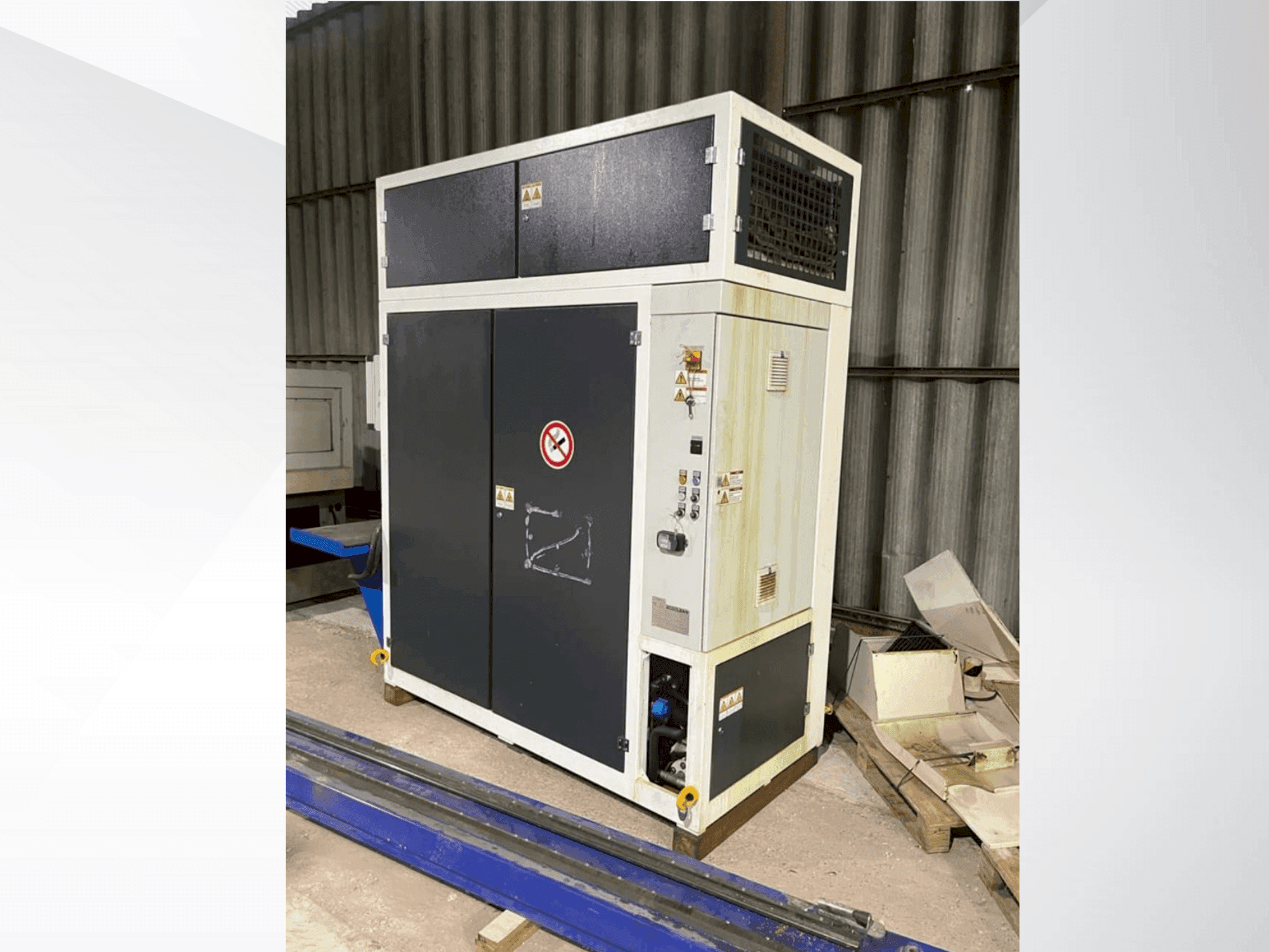 A DÜRR Ecoclean Minio 85c (2019) gép elölnézete