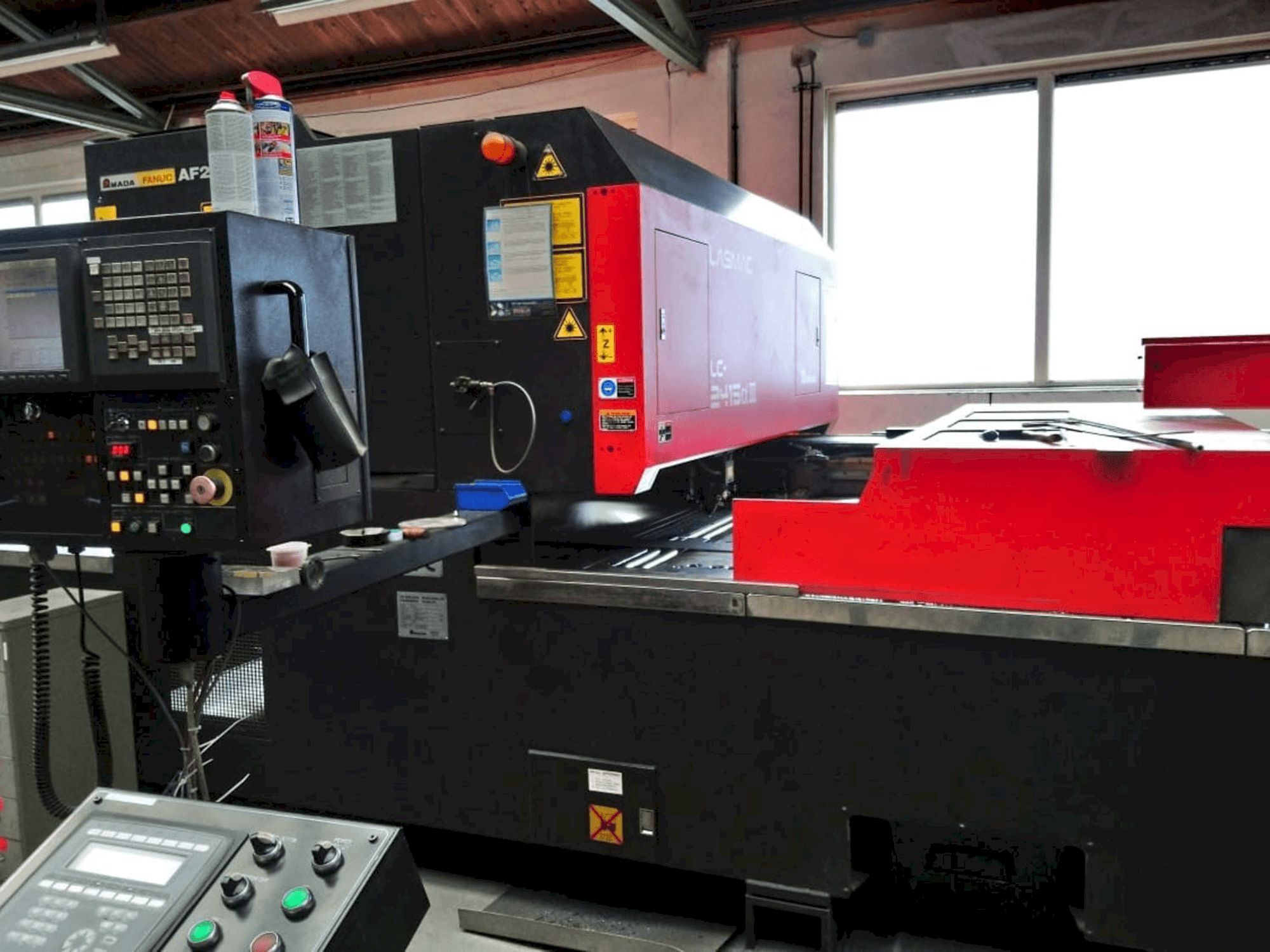 A AMADA LC2415 ALPHA III gép elölnézete