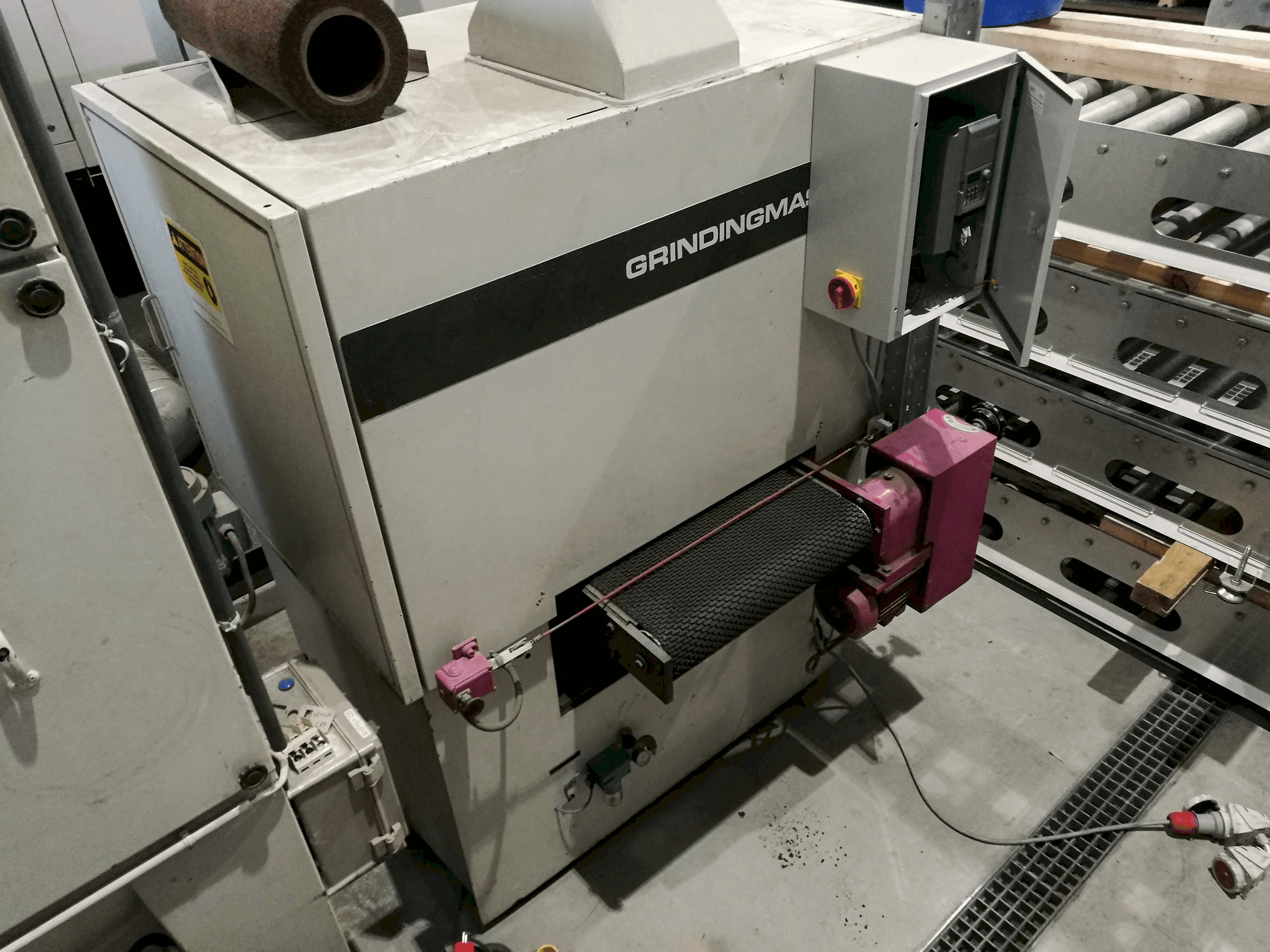 A GRINDINGMASTER MCSB2-600 gép bal oldali nézete