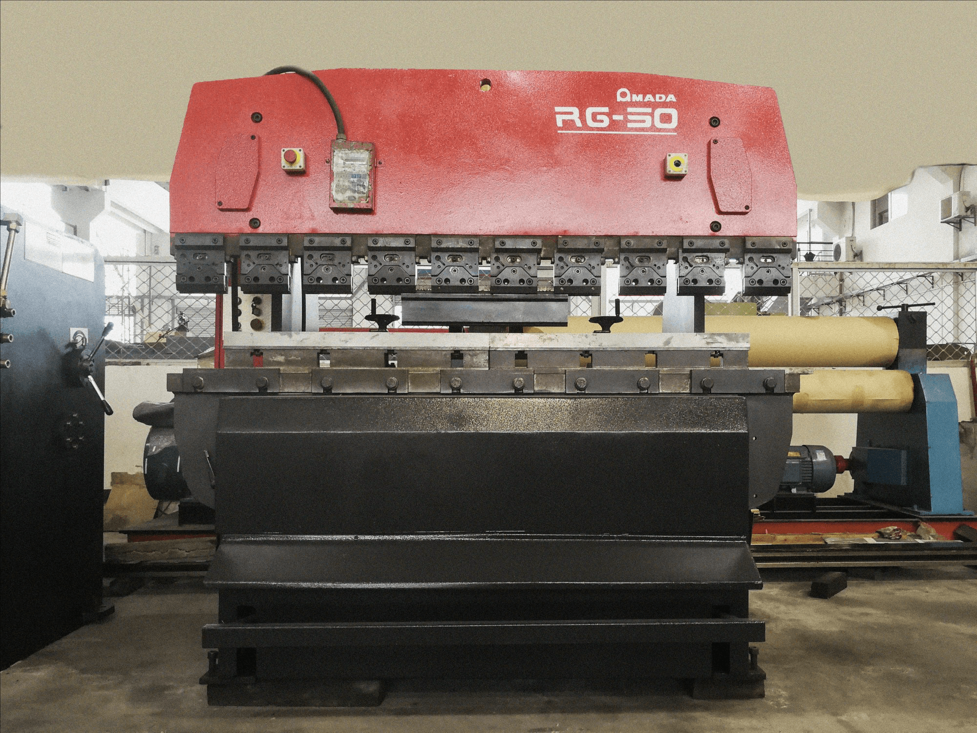 A AMADA RG-50 gép elölnézete