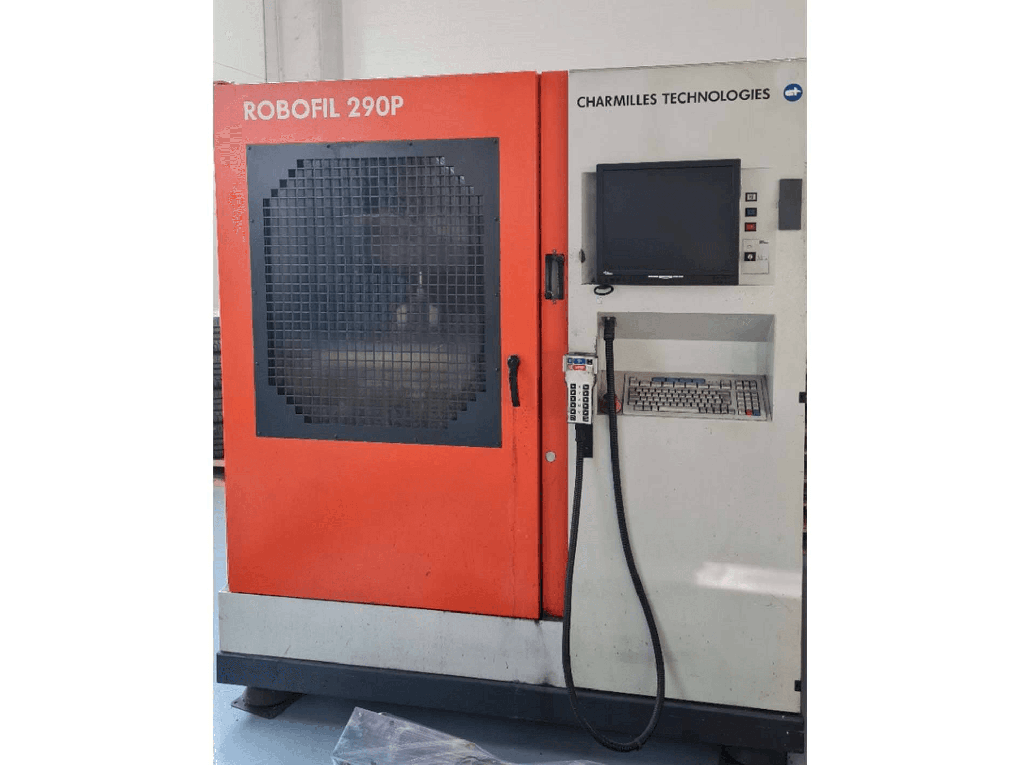 A CHARMILLES Robofil 290P gép elölnézete