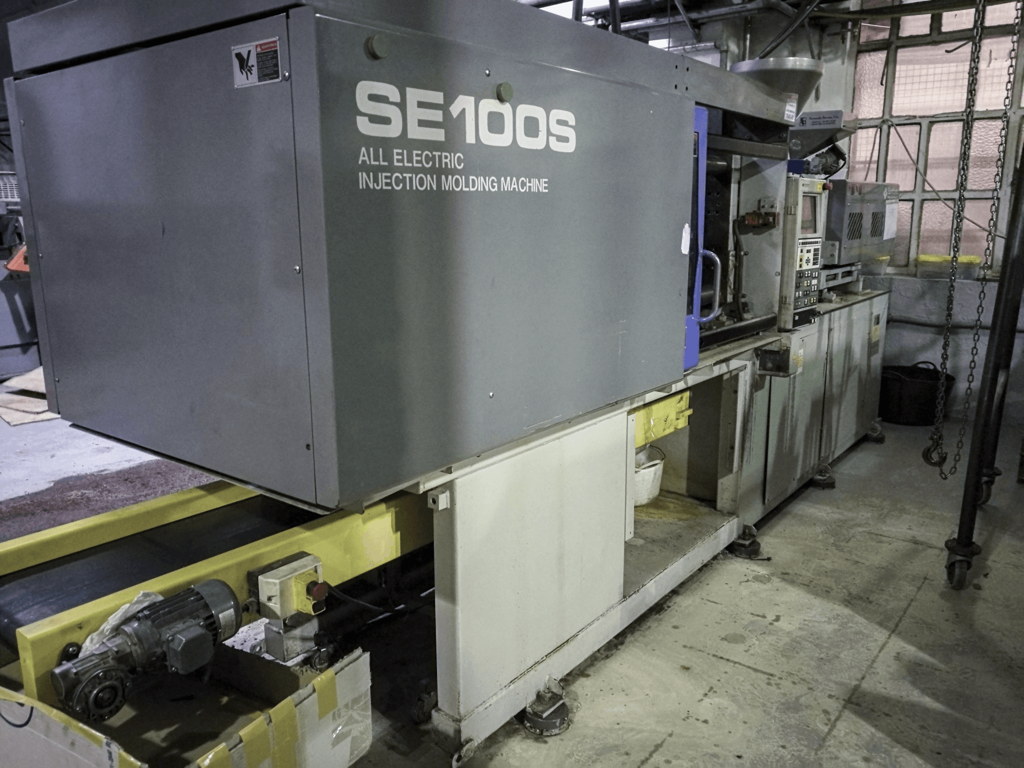 A Sumitomo SE100S gép bal oldali nézete