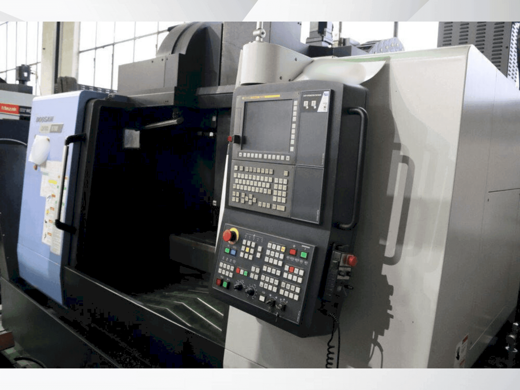 A DOOSAN DNM 6700 gép elölnézete