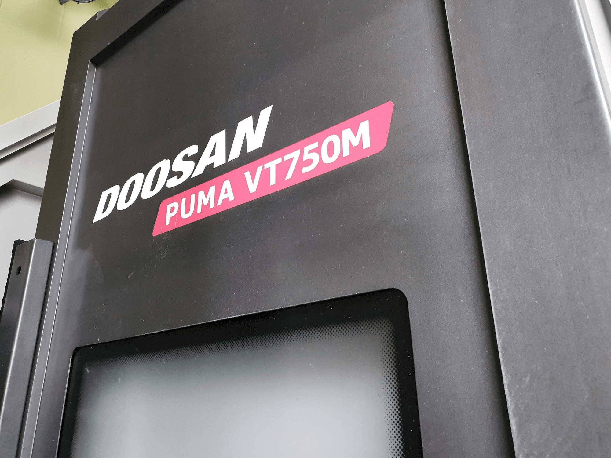 A Doosan PUMA VT750M gép elölnézete