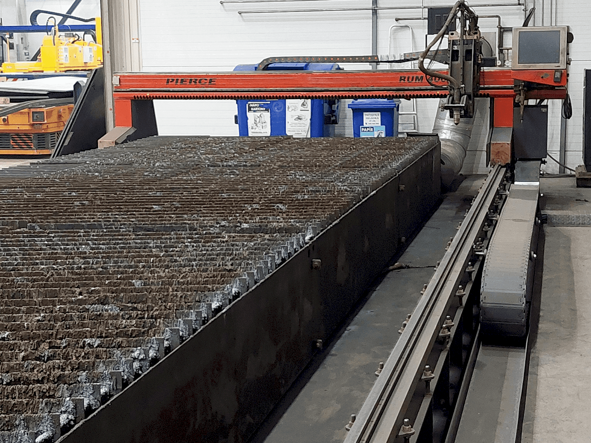 A PIERCE RUM 4000 GP gép elölnézete
