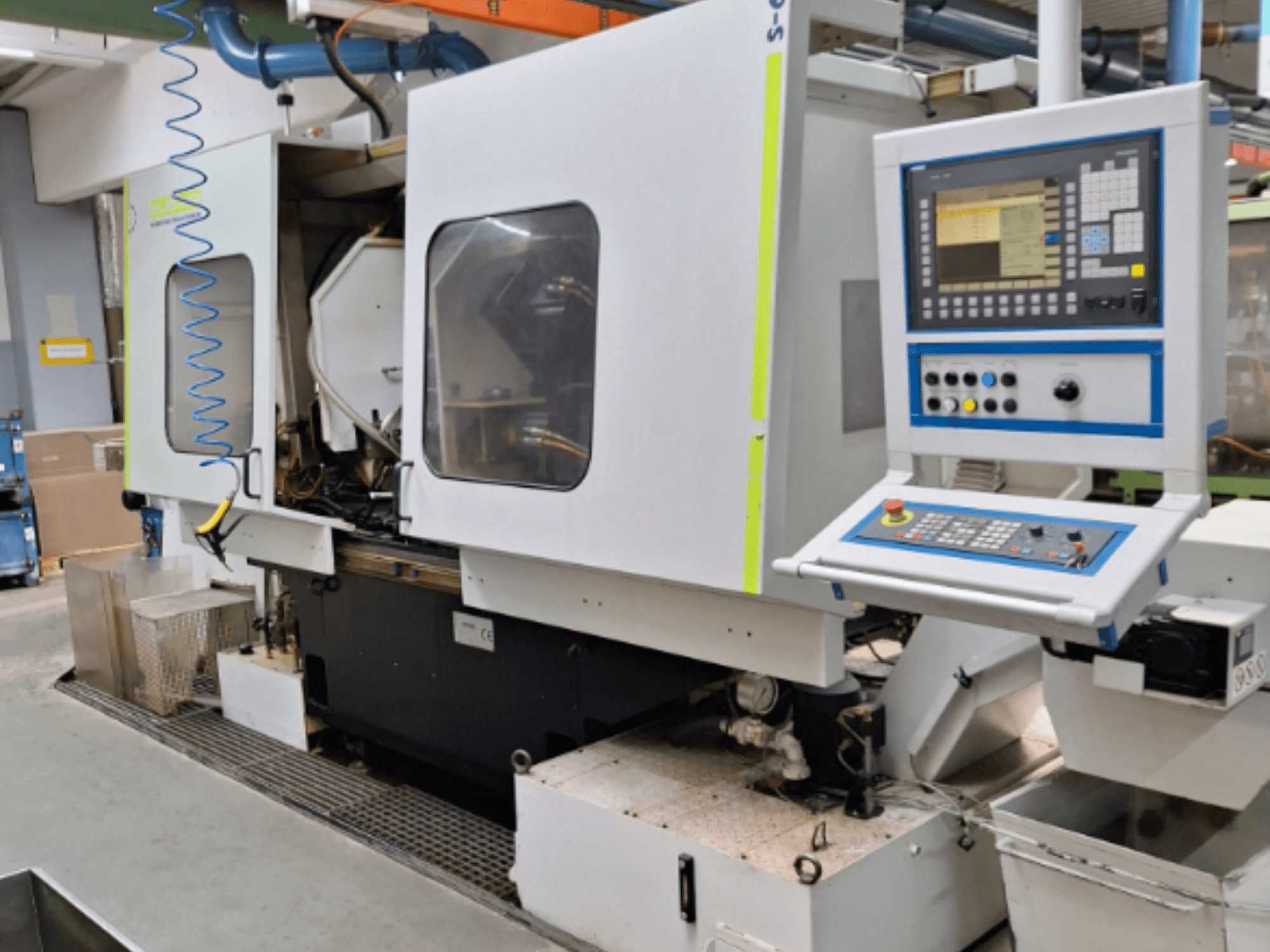 Ipari marógép vezérlőpanellel, oldalnézetben, kettős kamrával és látható csővezeték-csatlakozásokkal.