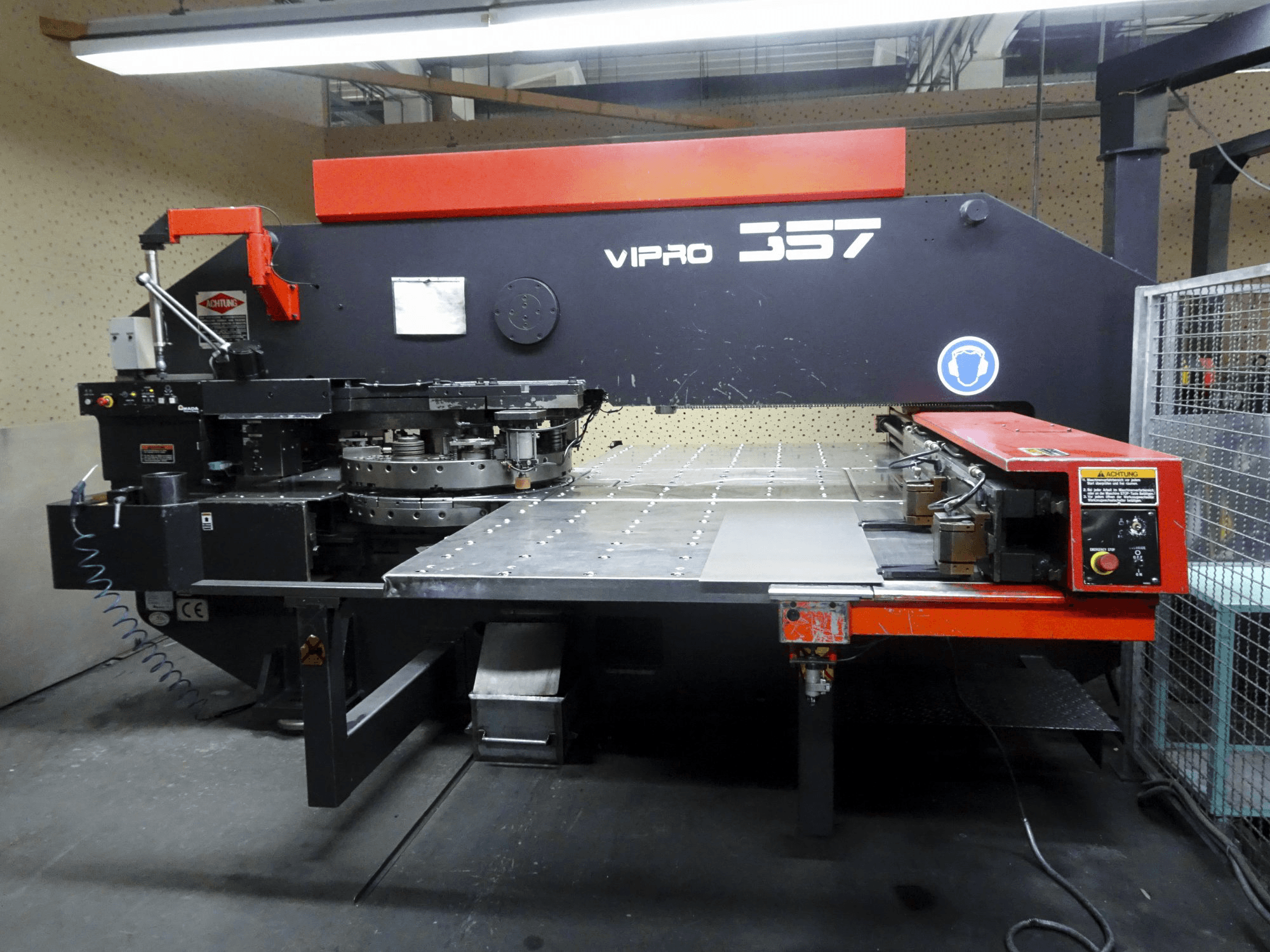 A AMADA Vipros 357 gép elölnézete
