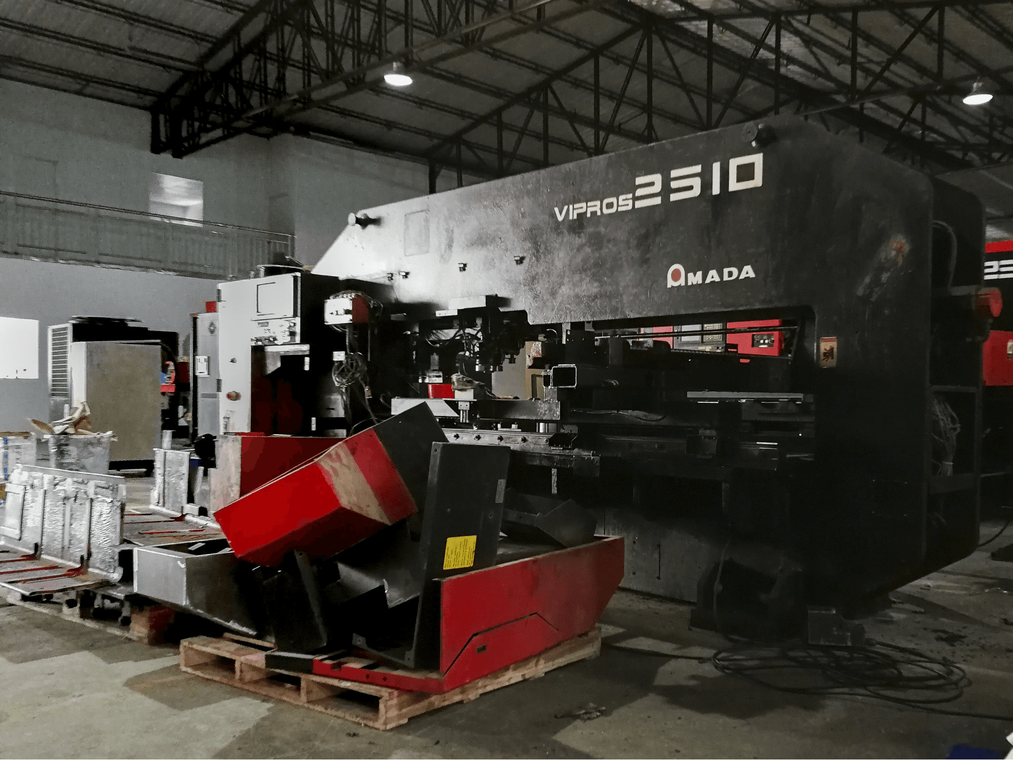 A AMADA Vipros 2510 gép jobb nézete