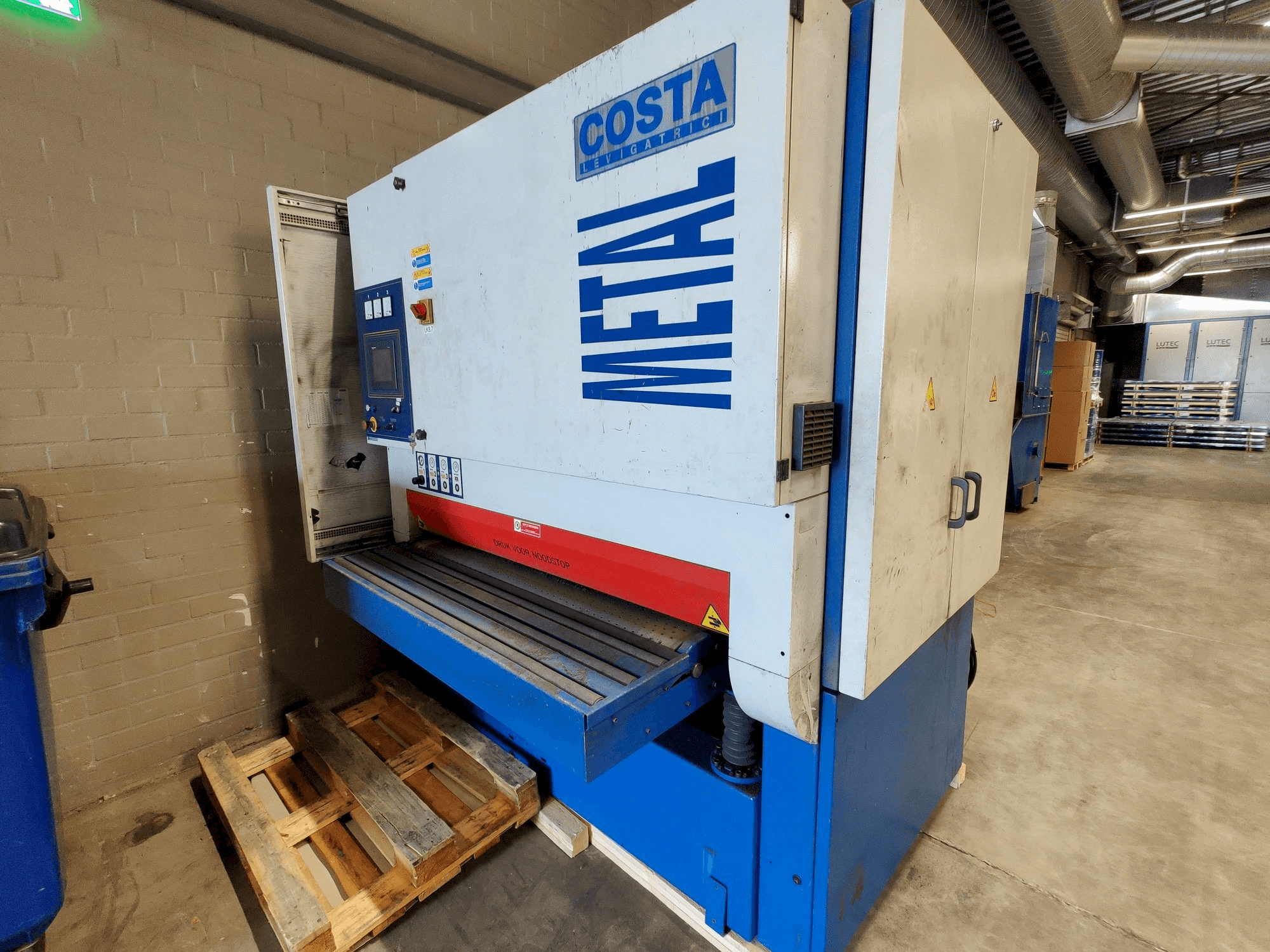 A Costa MD5 CVV 1350 gép elölnézete