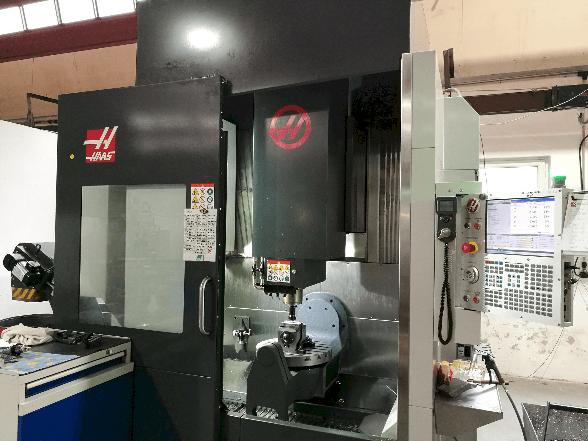A HAAS UMC - 750 gép oldalnézete