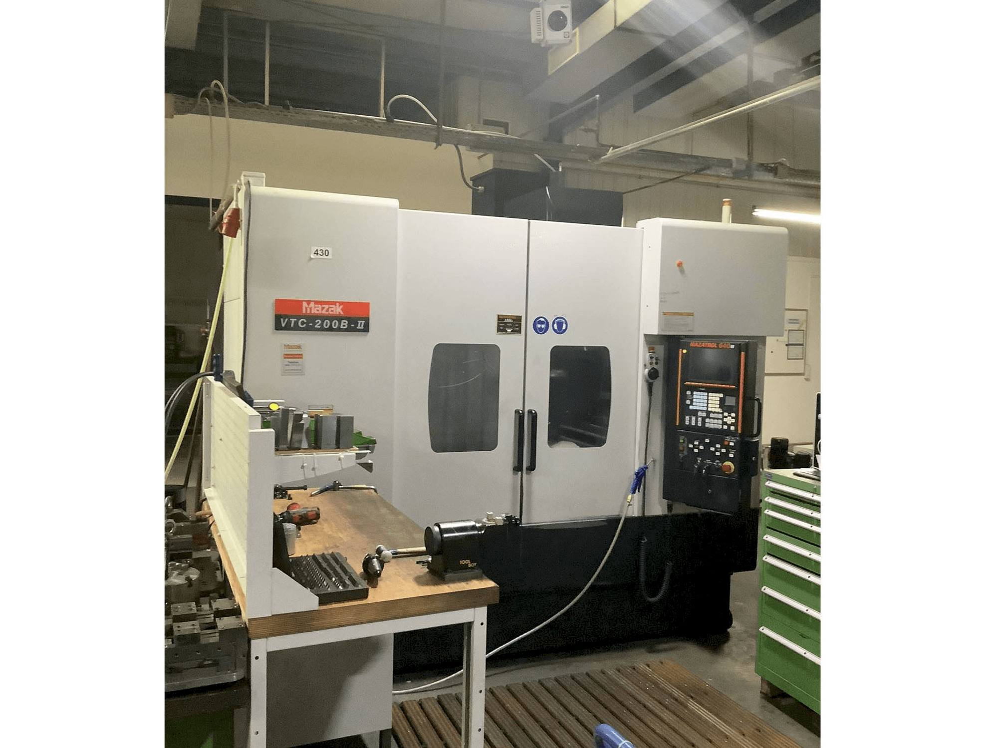 A Mazak VTC-200B-II gép elölnézete