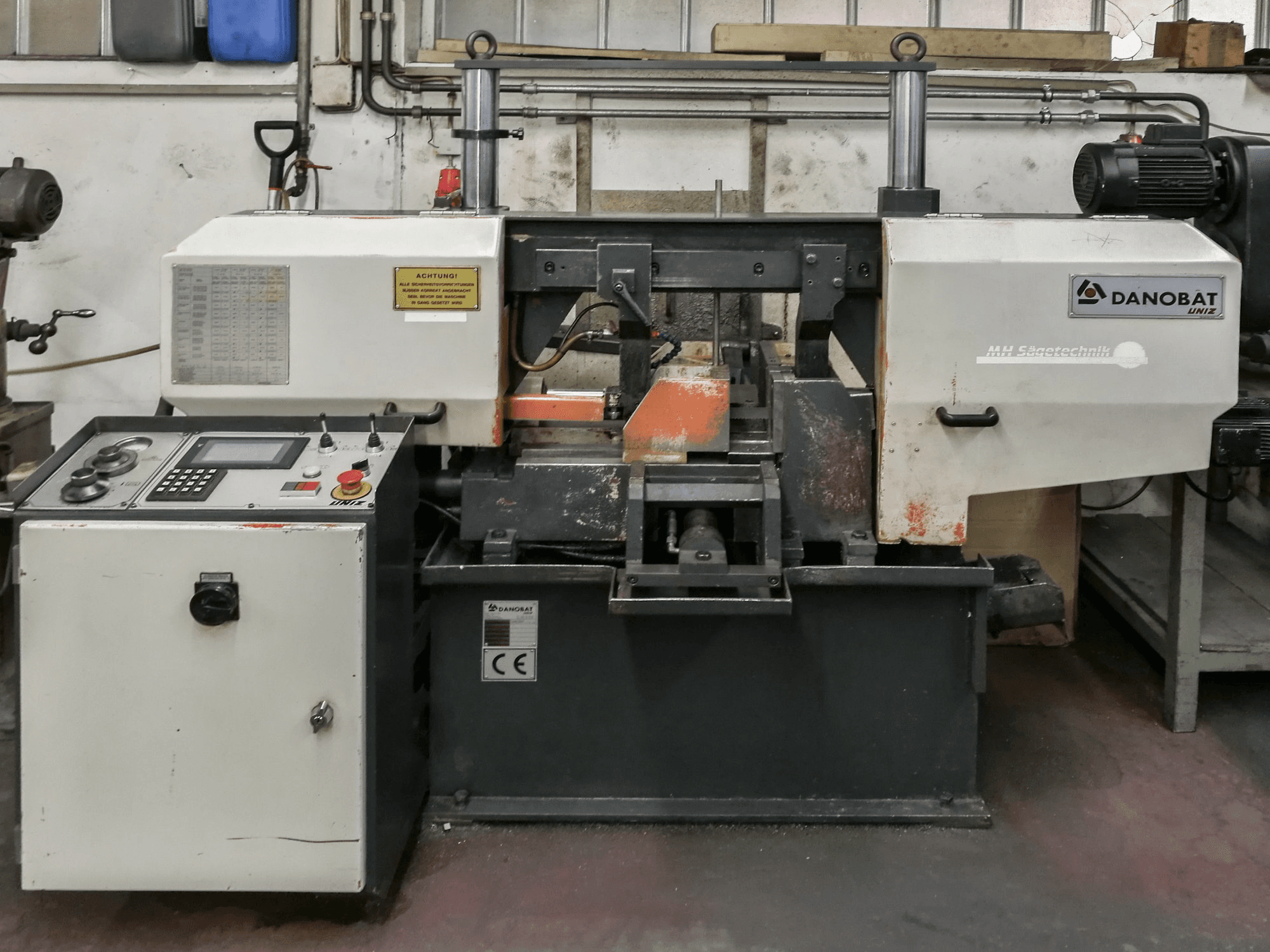 A DANOBAT CR-260A gép elölnézete