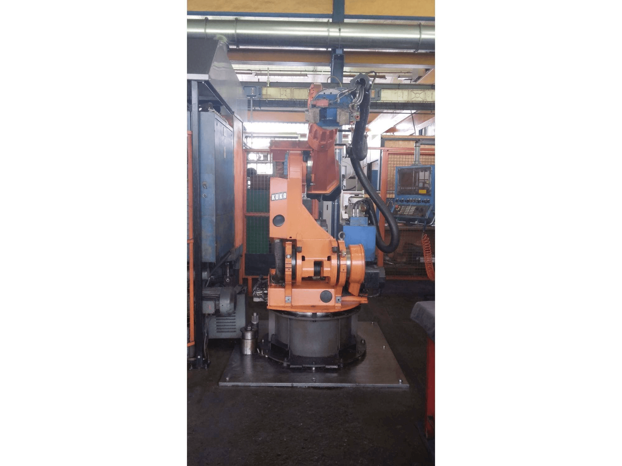 A KUKA IR 760/120.0 gép elölnézete